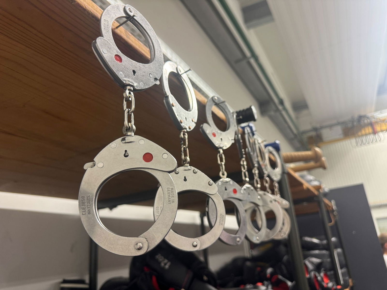 Die Polizisten trainieren in voller Montur.