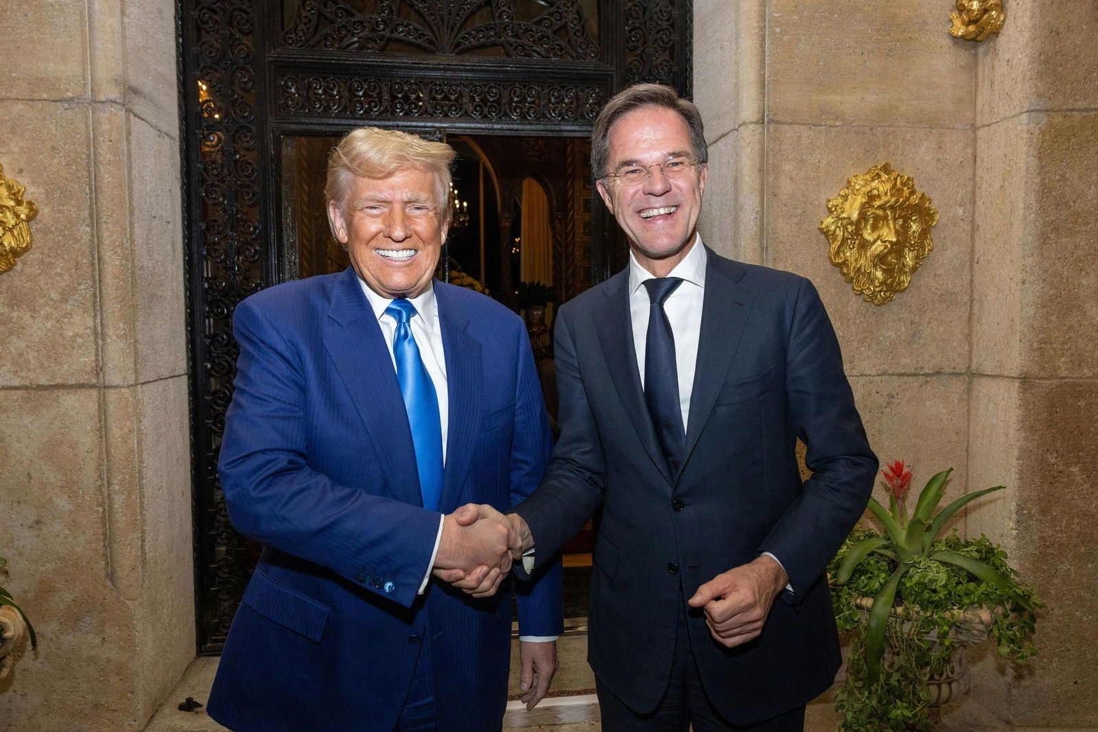 Schmeicheleien von Rutte (r) finden in Trump einen gewogenen Empfänger. (Archivbild)