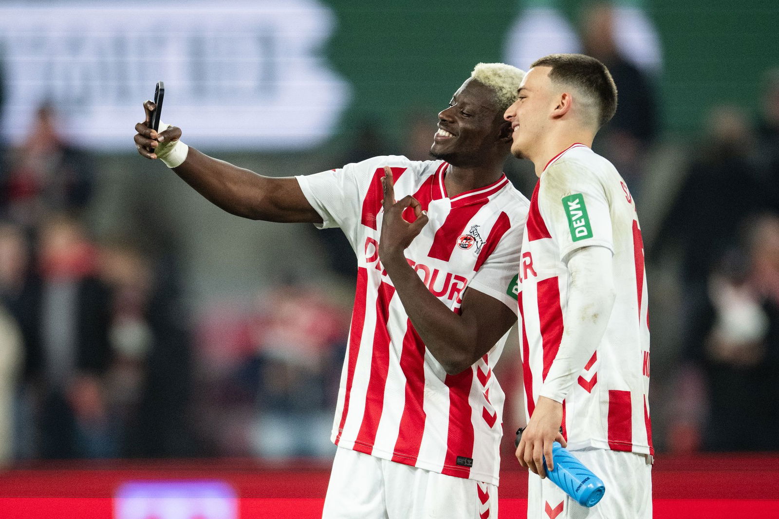 Die FC-Profis Ache und El Mala feiern das Ende der Kölner Negativserie. (Archivbild)