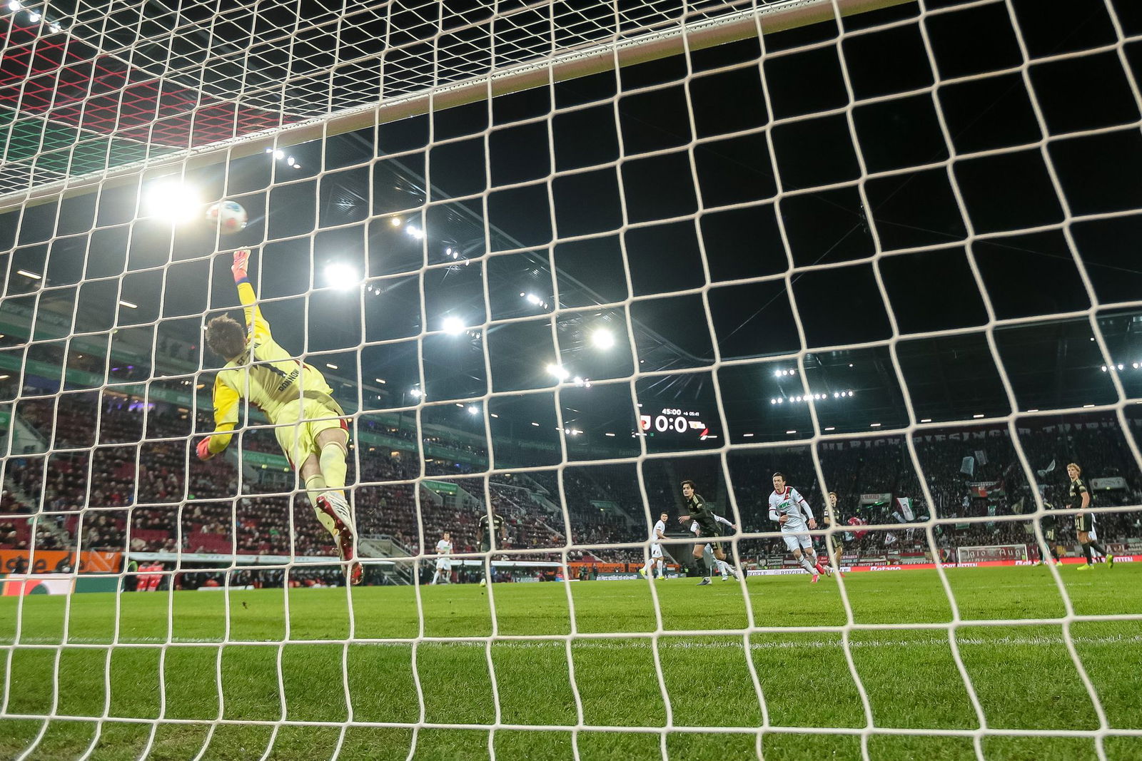 Der Ball schlägt nach dem Schuss von Alexis Claude-Maurice hoch im Berliner Tor ein.