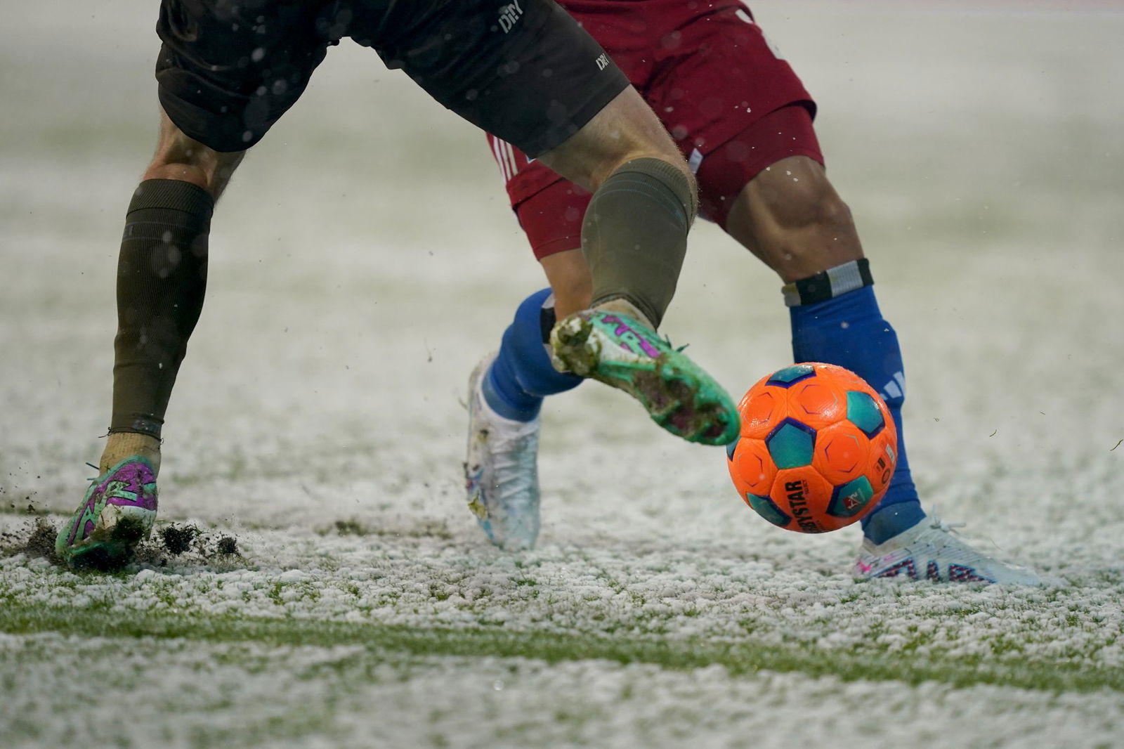 Was ist die richtige Spielkleidung bei Kälte und Schnee? (Archivbild)