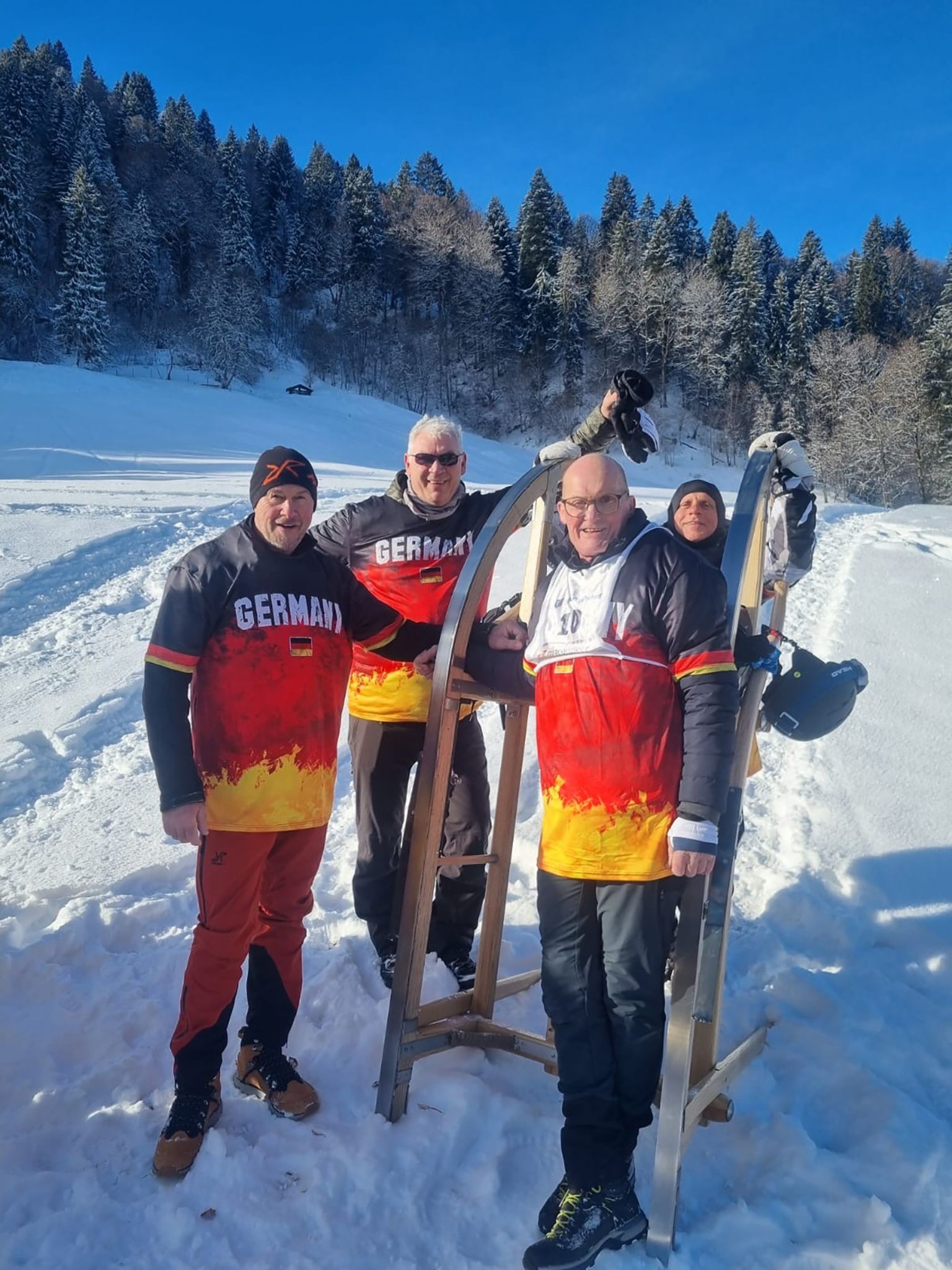 Schnee, Schlitten und Spaß - das war das Hornschlittenrennen 2026 für das Quartett aus Rheinhessen. 