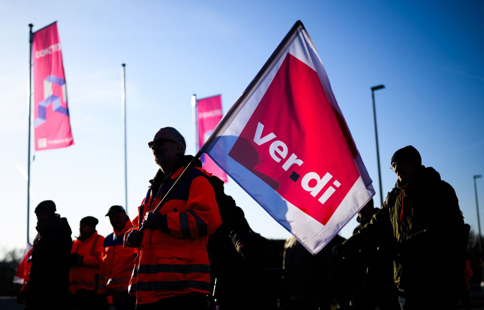 Verdi und der Beamtenbund dbb fordern für die Tarifbeschäftigten der Länder sieben Prozent mehr Einkommen – mindestens aber 300 Euro mehr. (Archivbild)