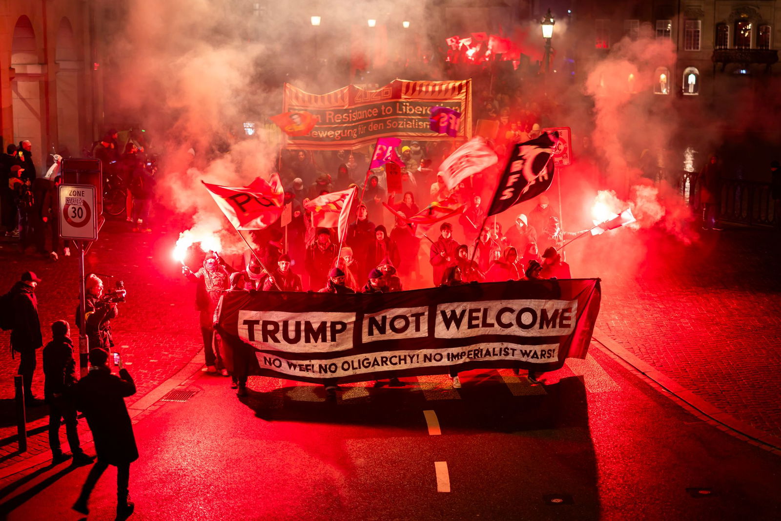 «Trump not welcome»: In Zürich gingen Gegner des US-Präsidenten und des WEF auf die Straße.