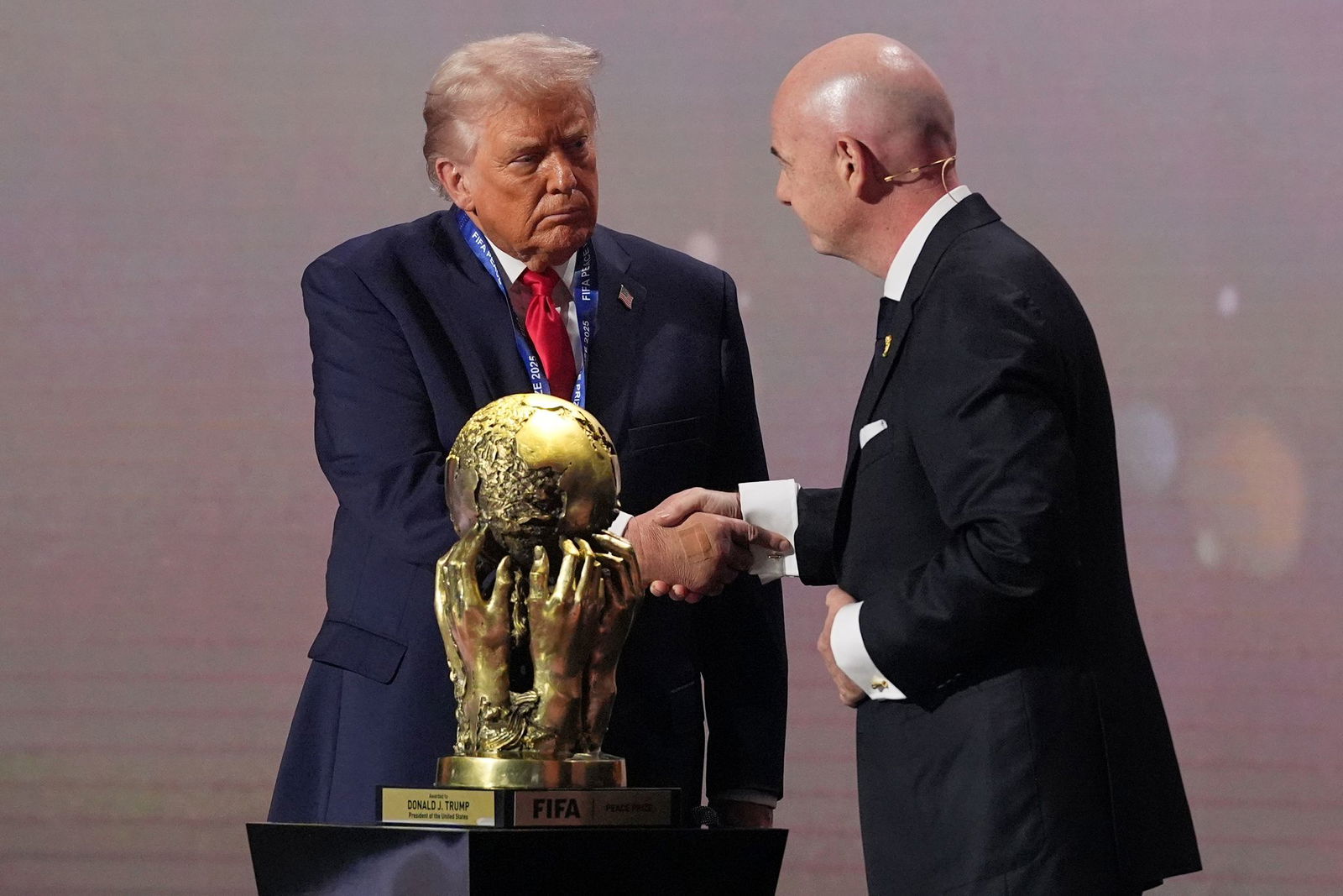 Hand drauf: Die WM hilft Donald Trump ebenso wie Donald Trump der WM hilft. (Archivbild)