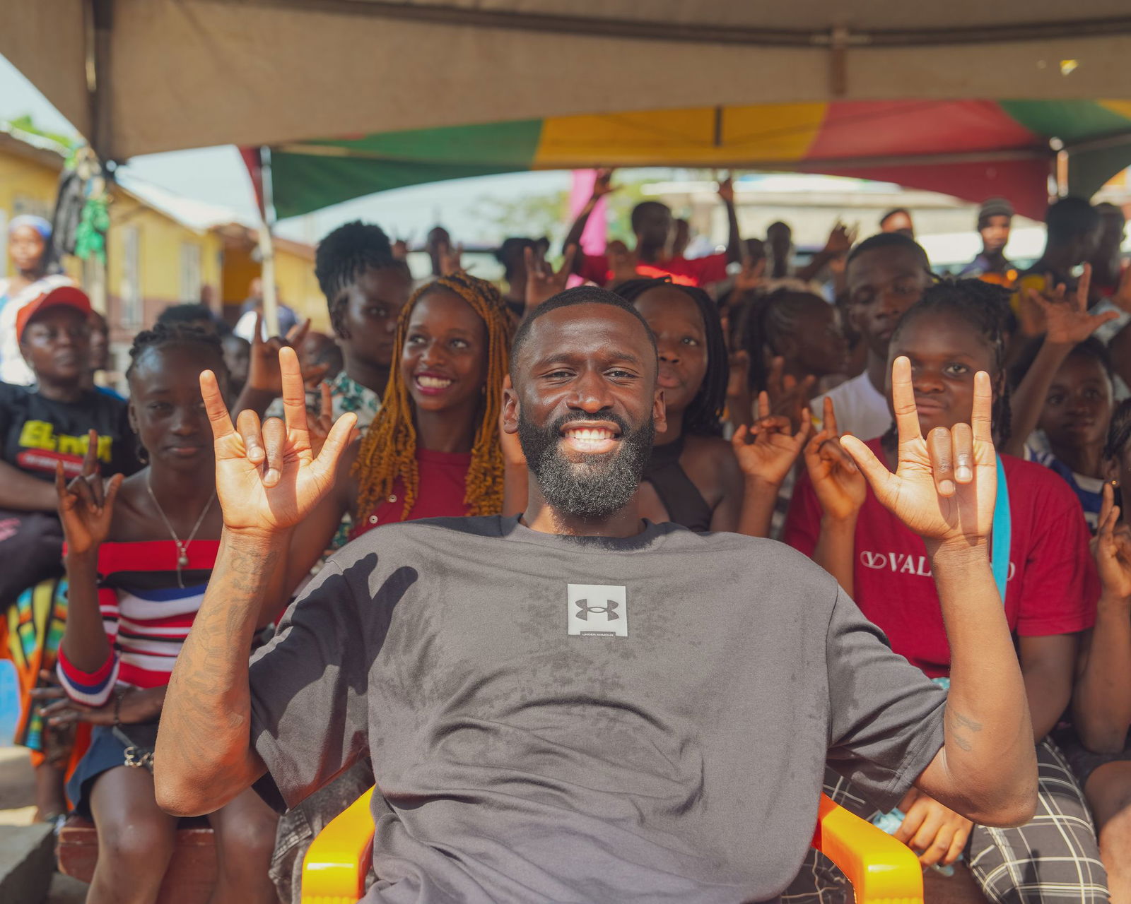 Antonio Rüdiger besuchte in der Weihnachtspause Sierra Leone, hier eine Schule in Freetown.