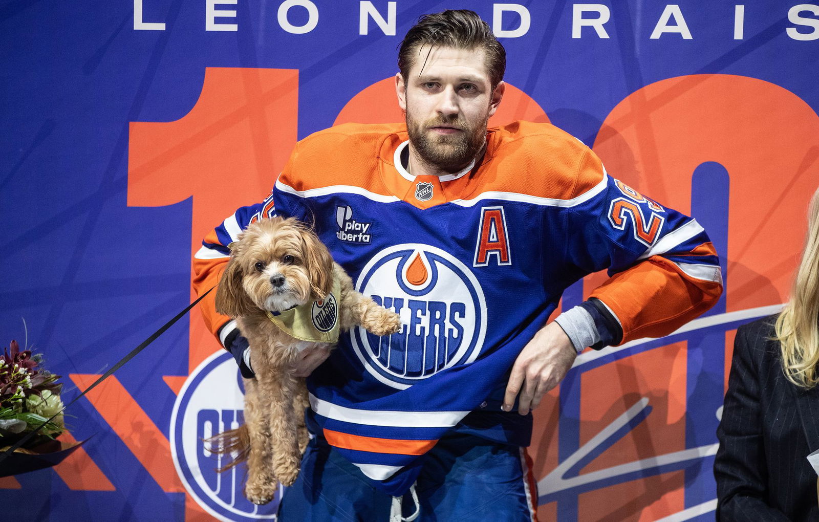 Leon Draisaitl mit seinem Hund Bowie.