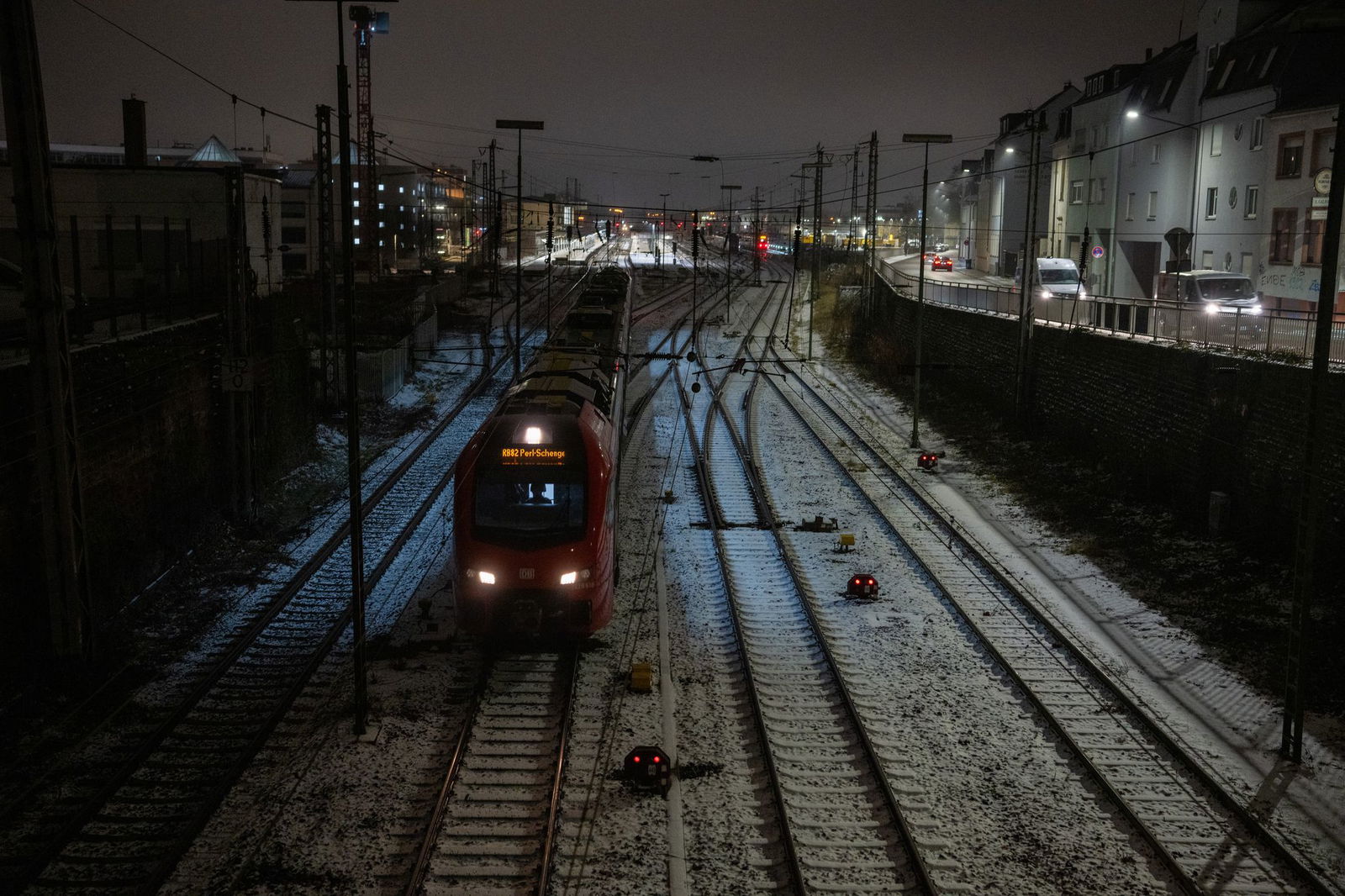 Winterwetter ist auch auf den Schienen zu sehen.