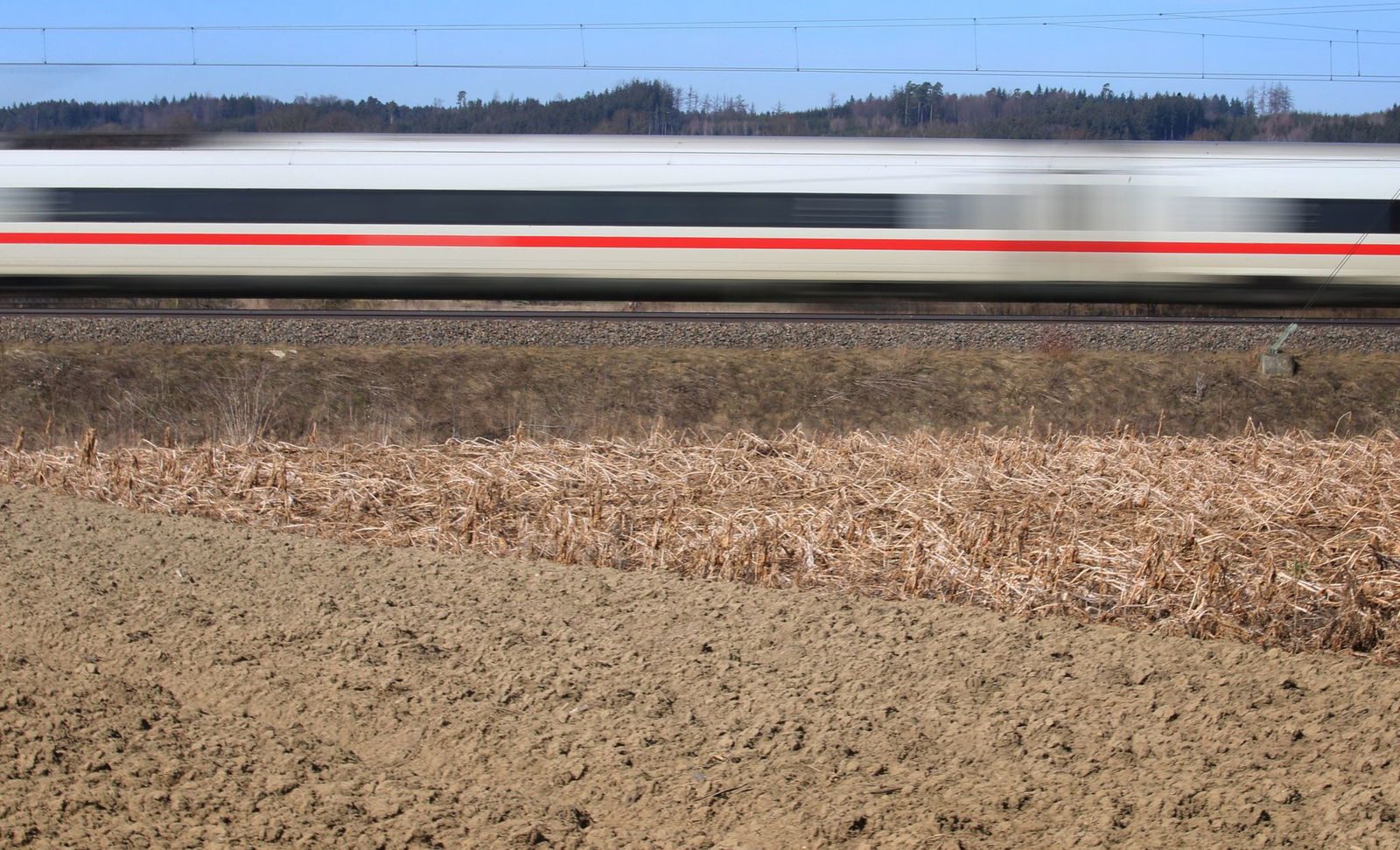 Die bisherige ICE-Strecke zwischen den benachbarten Großstädten Augsburg und Ulm soll durch eine neue Trasse ersetzt werden. (Archivbild)