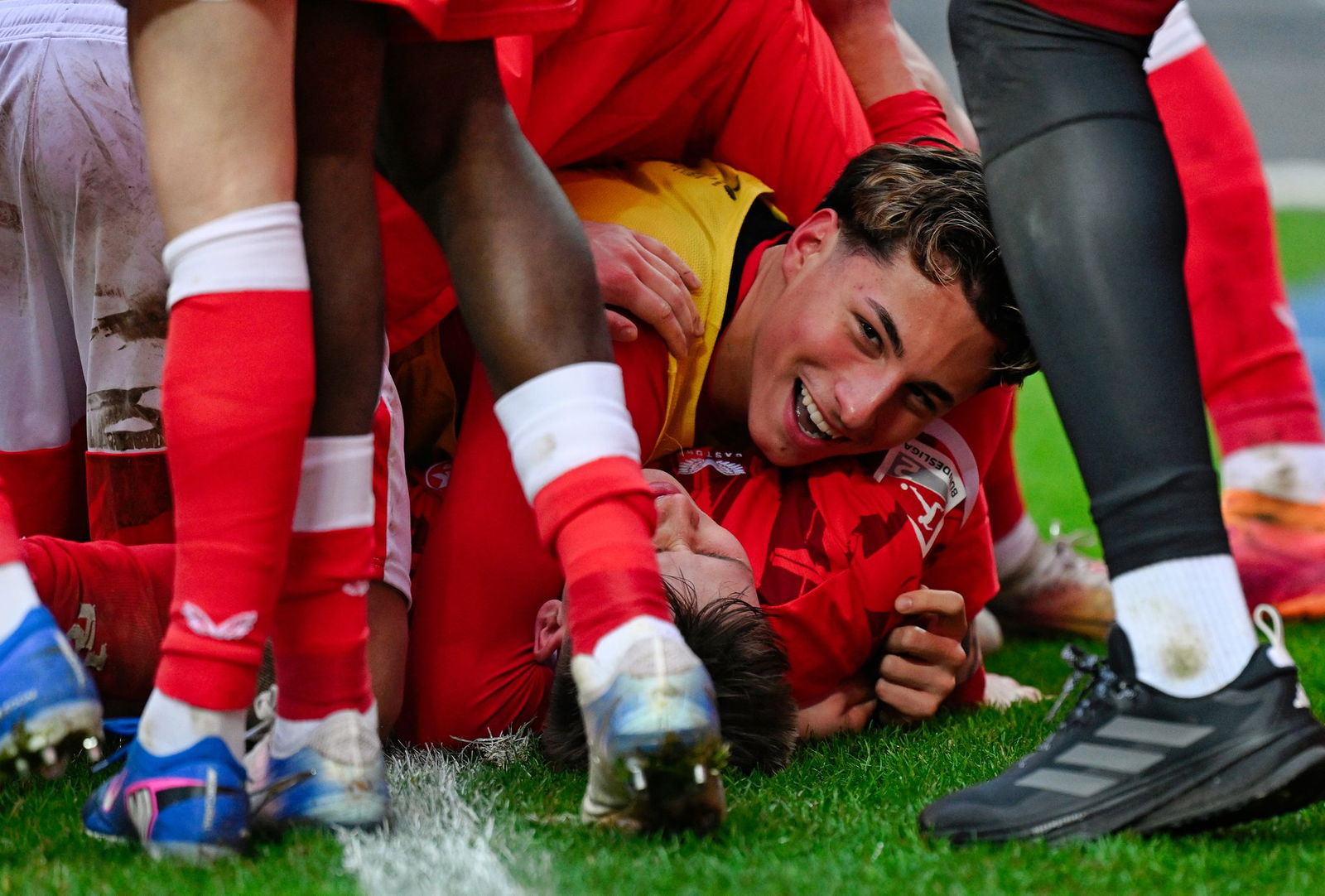 Naatan Skyttä wird von seinen FCK-Kollegen nach dem Sieg gegen Hannover unter sich begraben.