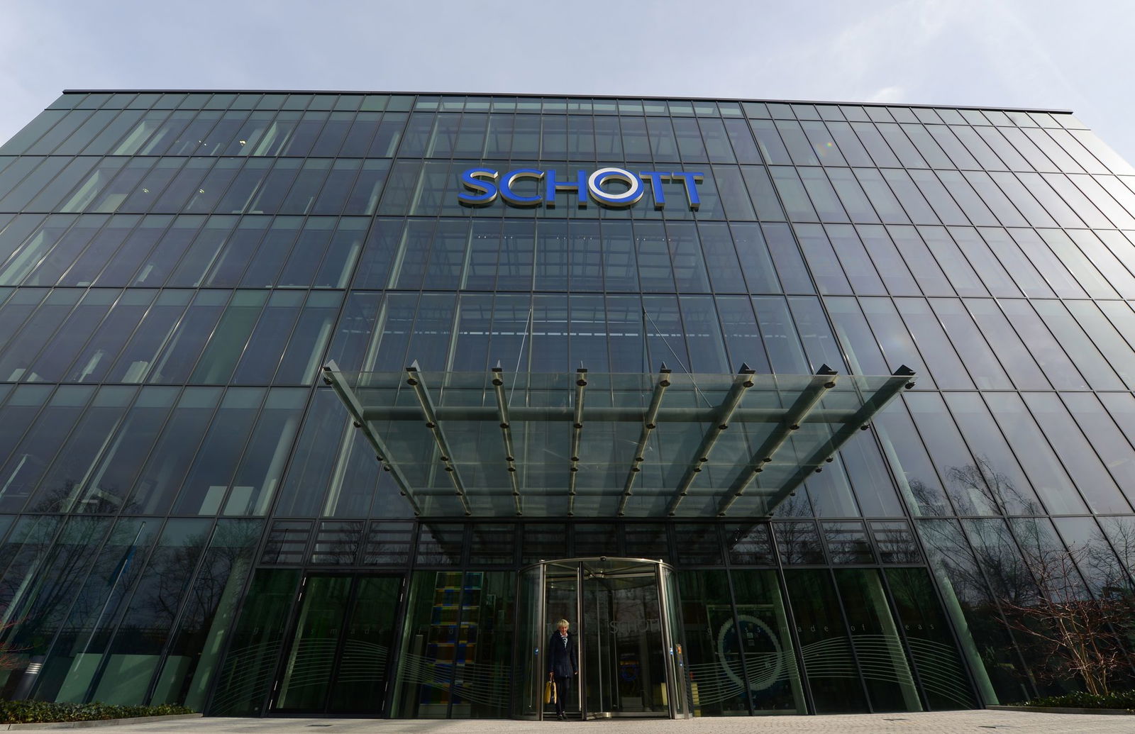 Schott mit seinem Stammsitz in Mainz produziert Spezialglas, das etwa in smarten Brillen, in Haushaltsgeräten oder in Teleskopen zum Einsatz kommen kann. (Archivbild)