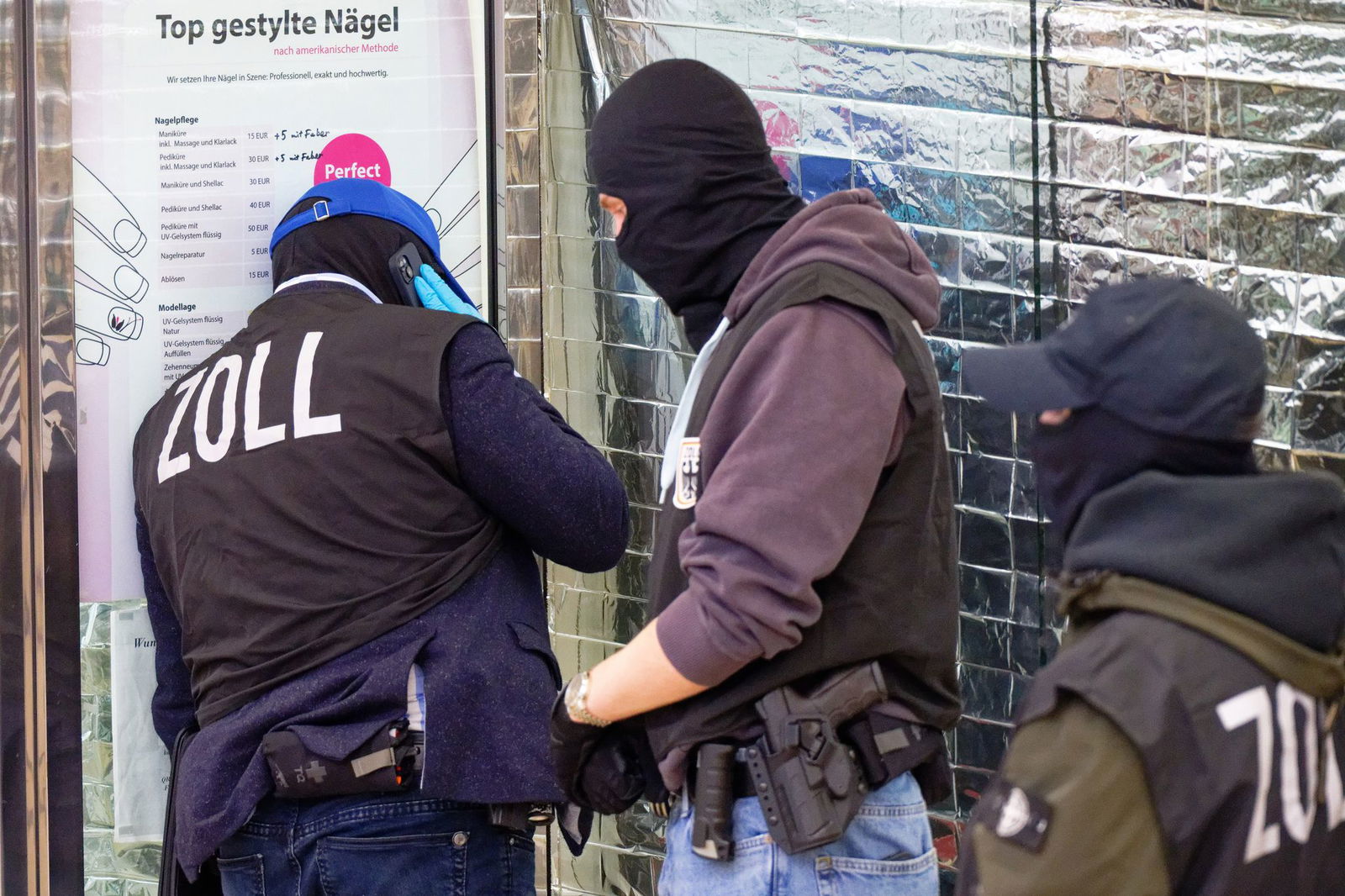 «Top gestylte Nägel» steht auf einem Preisschild vor einem der durchsuchten Nagelstudios. 