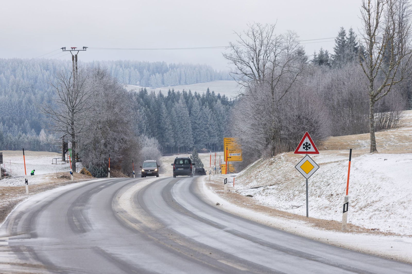 Bei Schnee und Glätte gab es in Baden-Württemberg zahlreiche Unfälle mit mehreren Verletzten.