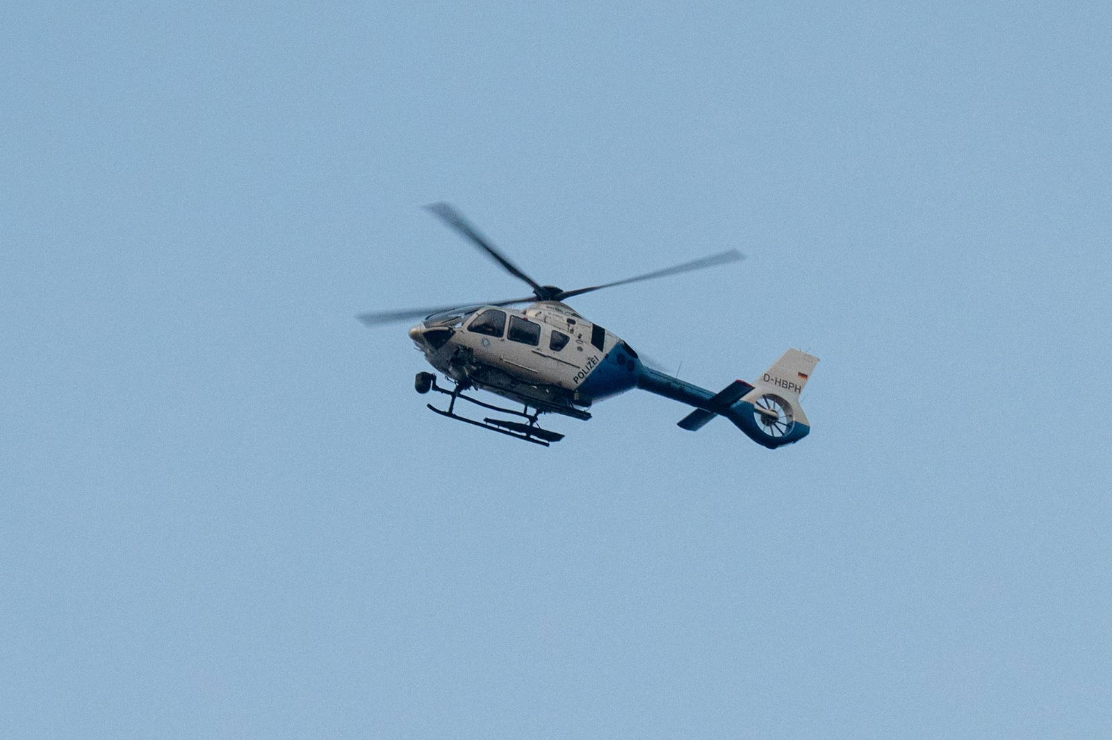Auch ein Polizeihubschrauber unterstützte die Fahndung nach dem 19-Jährigen. (Symbolbild)