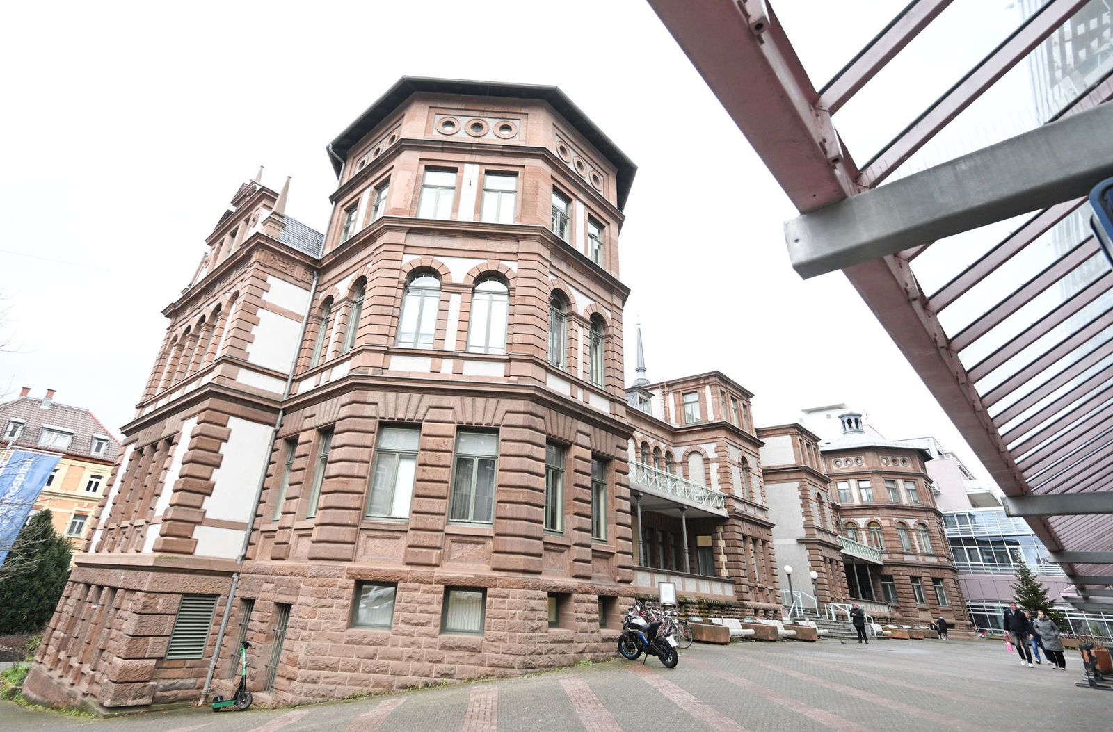 Ein Brandverletzter wird in einer Stuttgarter Klinik behandelt. 