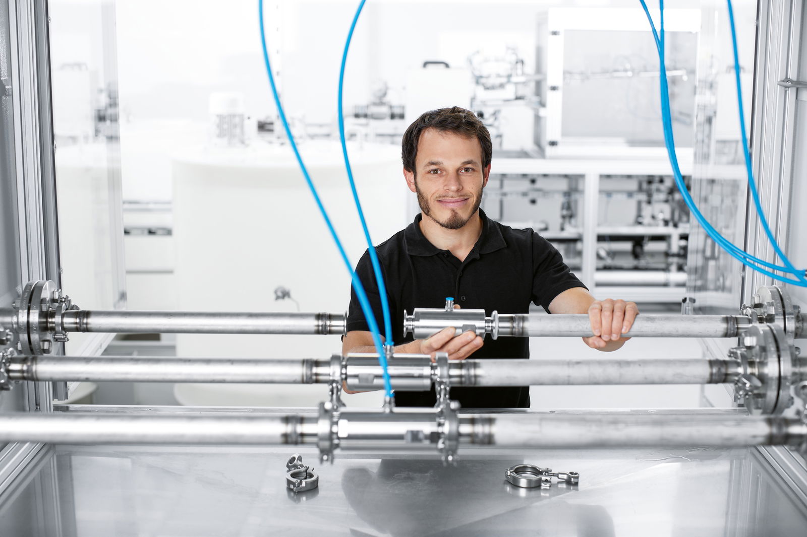 Festo_Lernzentrum_Mann im Technikumfeld