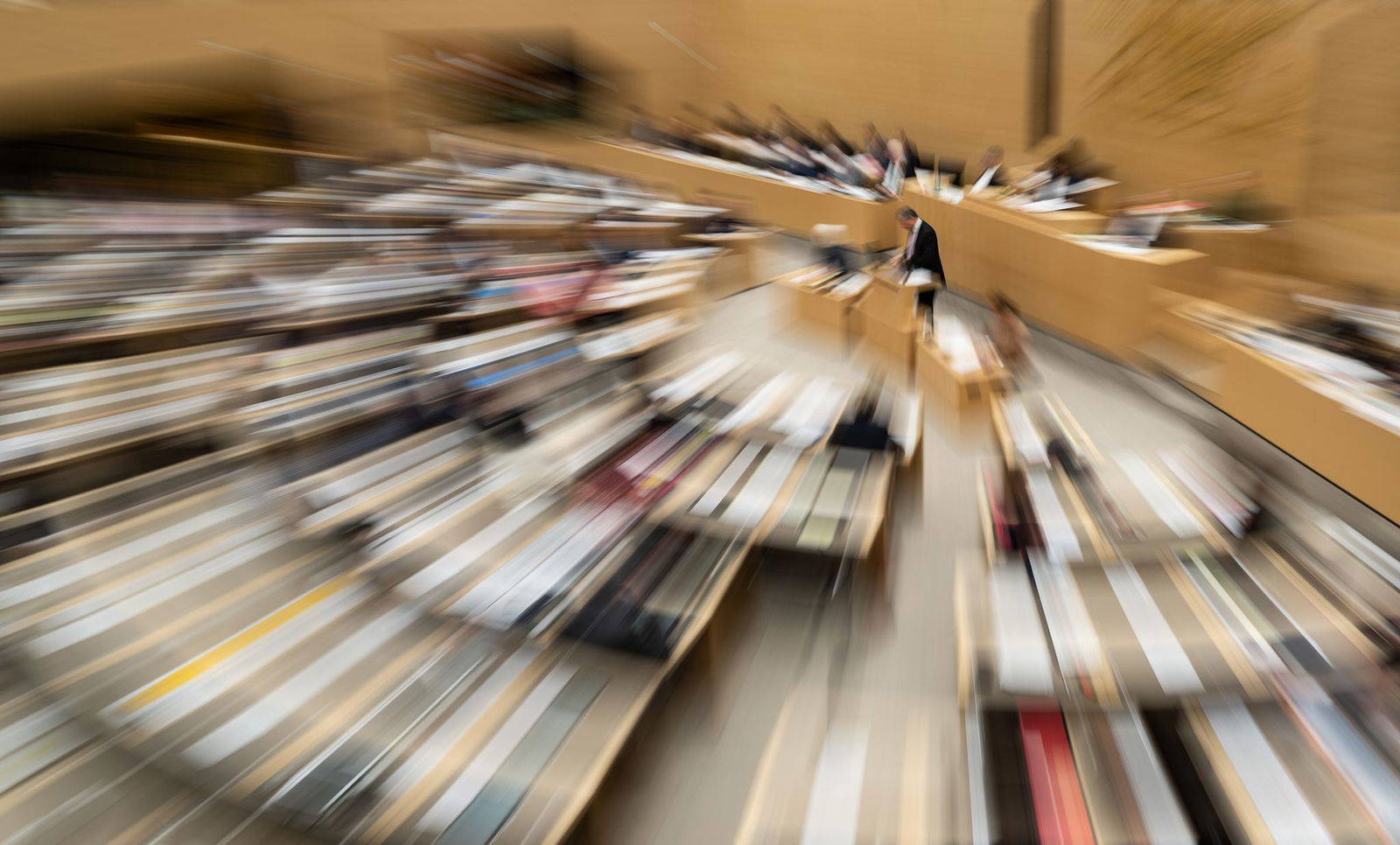 Spricht am Rednerpult im Landtag eine Frau, dann sind die männlichen Abgeordneten weniger aufmerksam, zeigt eine Studie der Uni Mannheim. (Symbolbild)