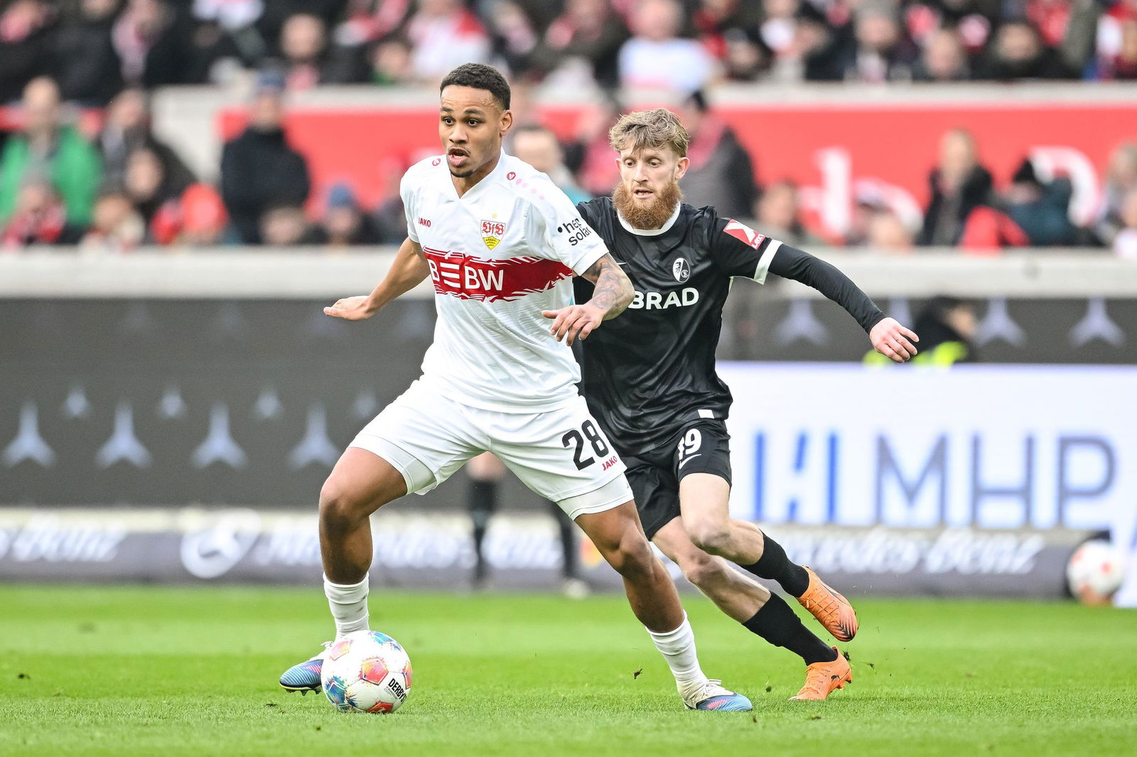 VfB-Profi Nikolas Nartey (l) steht wieder im Europa-League-Kader des VfB Stuttgart. (Archivbild)