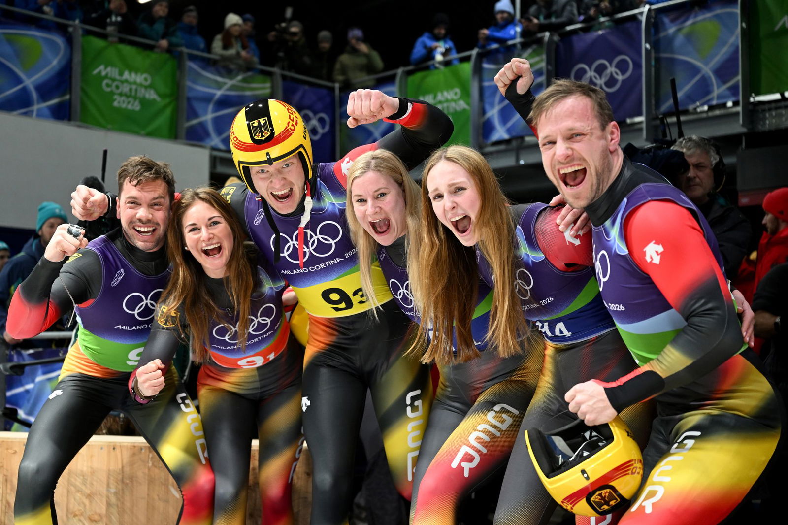 Der Gold-Ritt zum Rekord: Das Duo Tobias Wendl (ganz links) und Tobias Arlt (ganz rechts) feiert mit der deutschen Rodel-Staffel. (Archivbild)