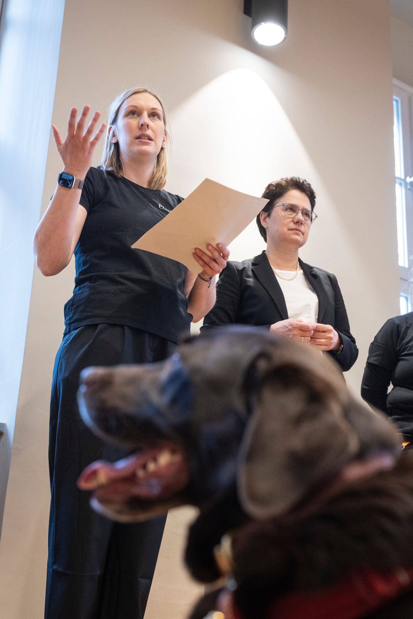 Hundeführerin Sabine Kubinski ist von den sozialen Fähigkeiten ihrer Vierbeiner überzeugt.