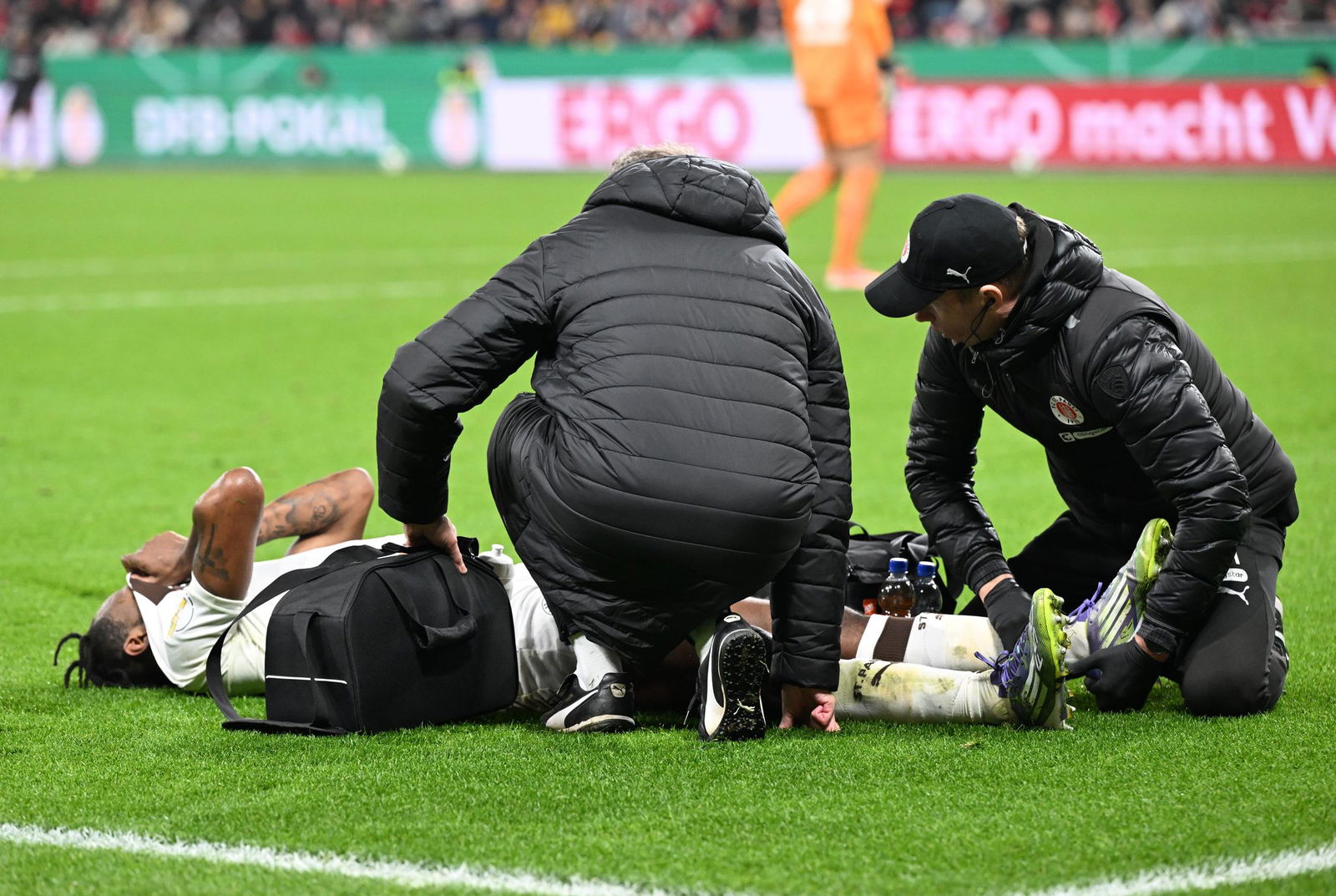 St. Paulis Ricky-Jade Jones hat sich im DFB-Pokal-Spiel in Leverkusen schwer verletzt.