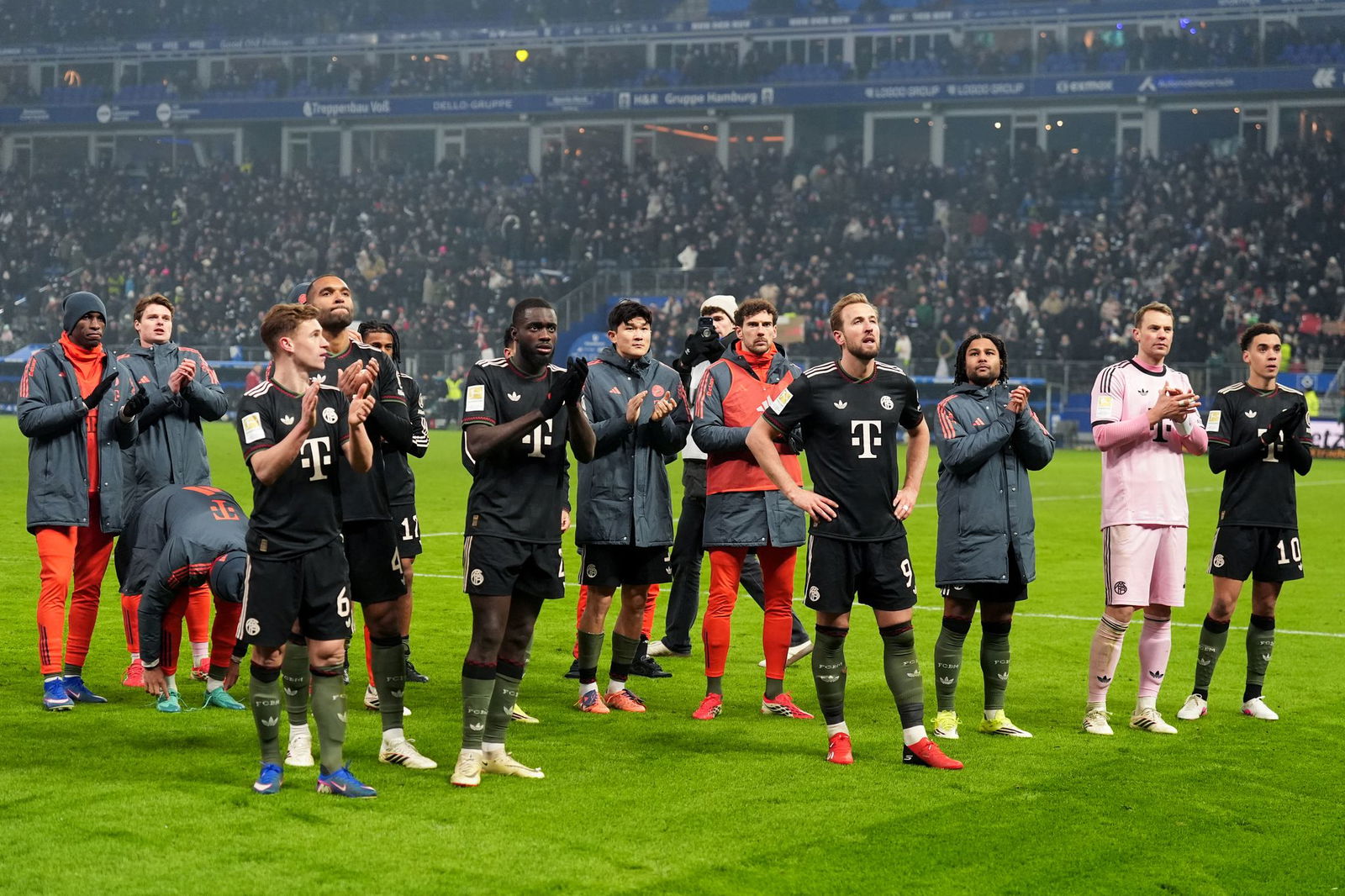 Dank an die Fans nach dem 2:2: Die Spieler des FC Bayern München. 