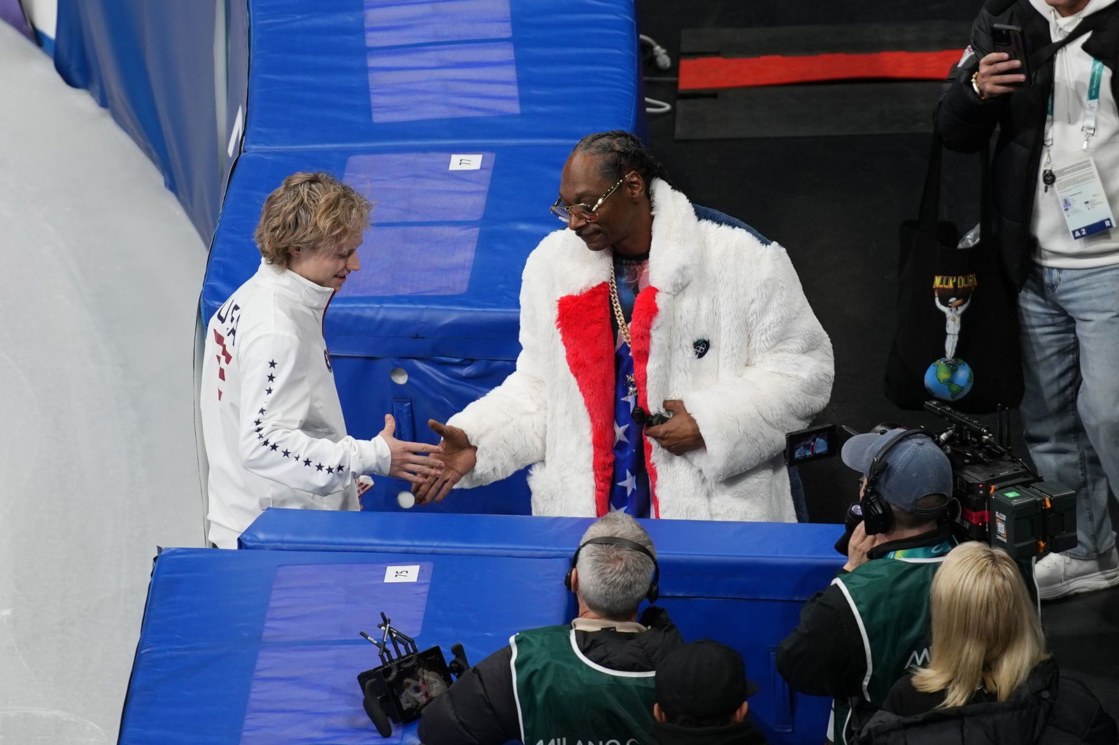 US-Eiskunstläufer Ilia Malinin (l) wird beim Training von Snoop Dogg begrüßt. 