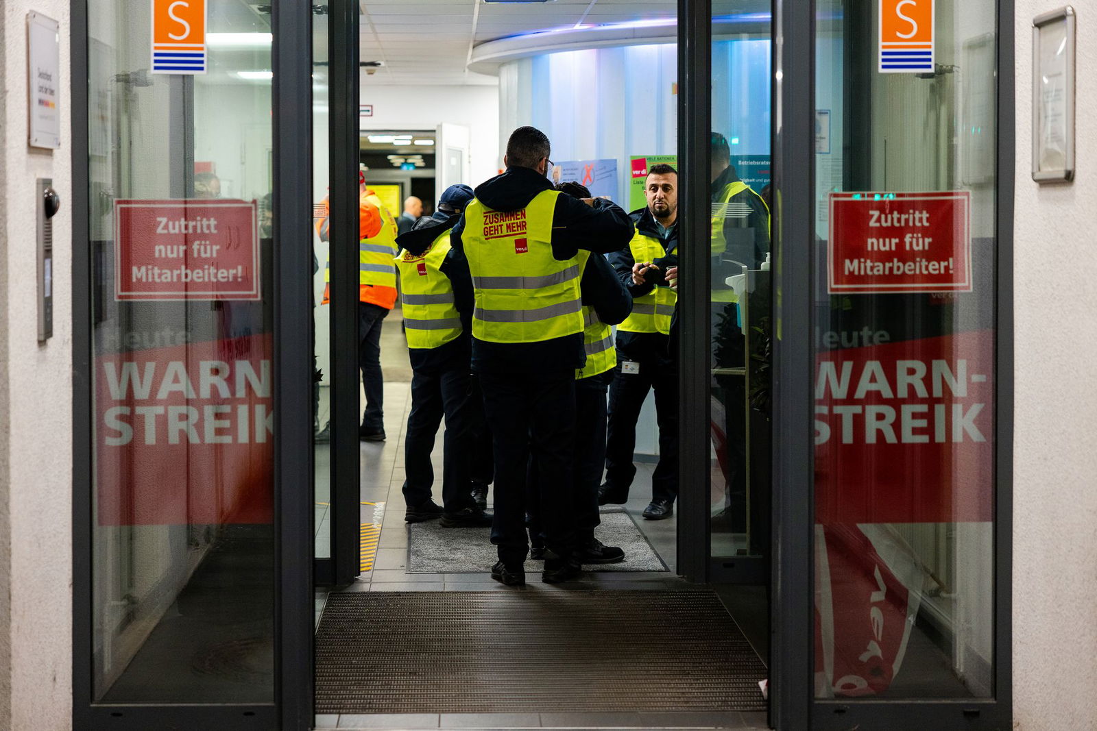 Die Busfahrer versammeln sich. 