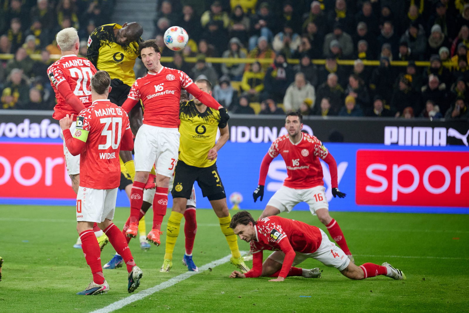 Dortmunds Serhou Guirassy trifft zum 1:0. 