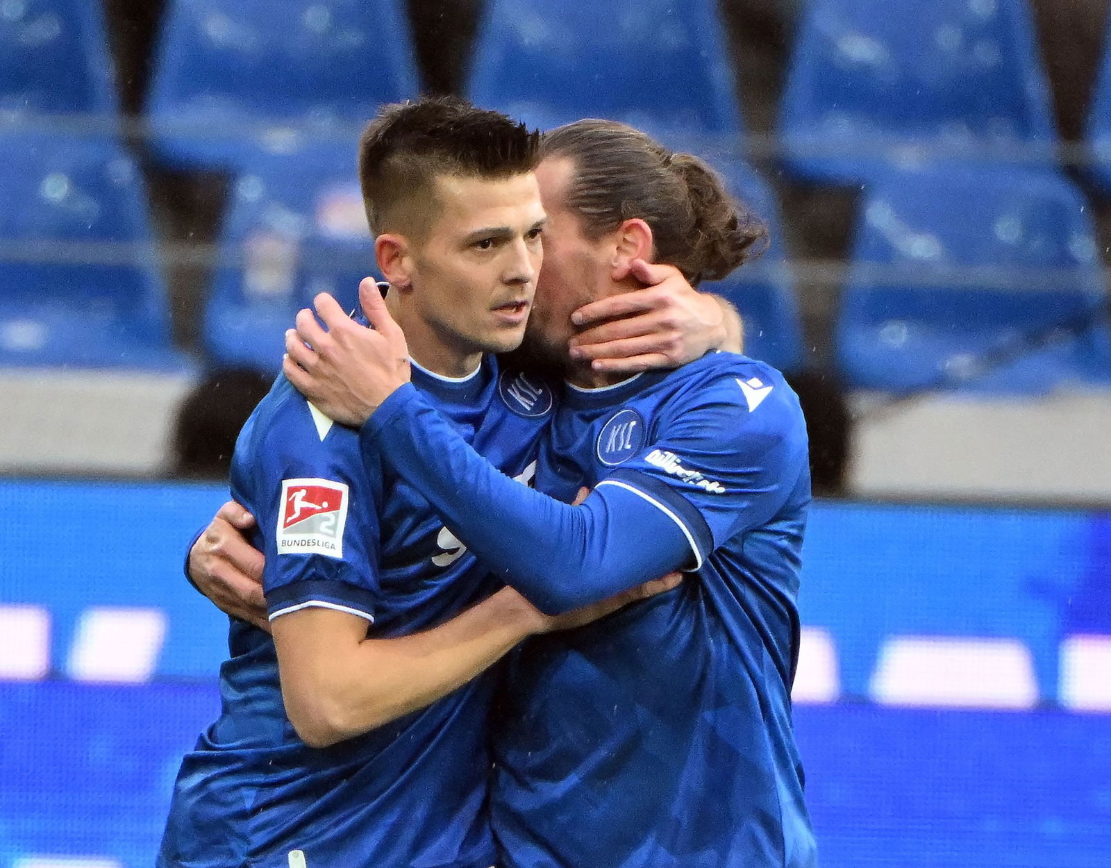 Marvin Wanitzek (l) sorgte mit dem frühen 1:0 für den perfekten KSC-Start.