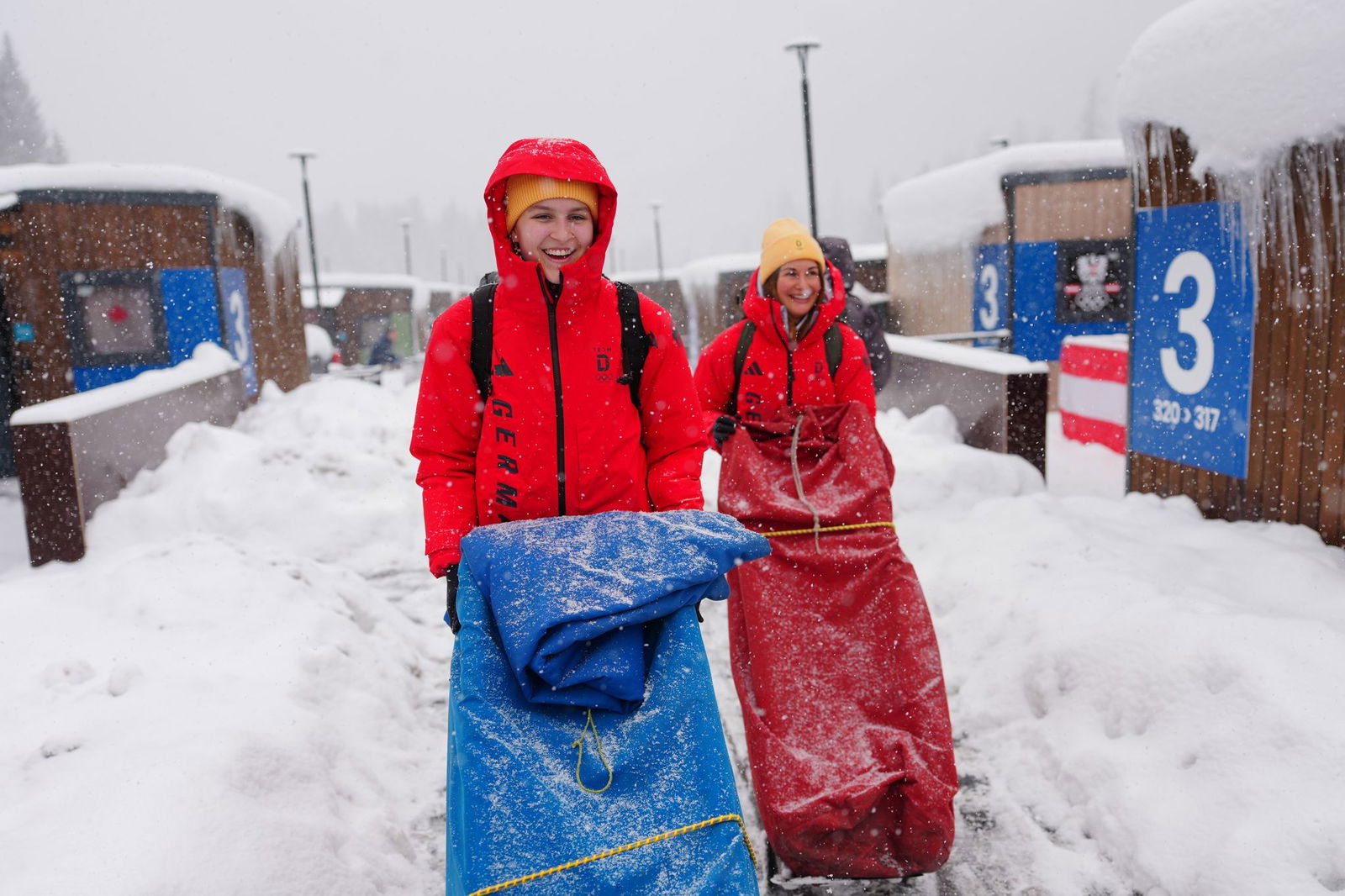 Die Rodlerinnen Julia Taubitz (r) und Merle Fräbel gehören zu den deutschen Medaillenkandidaten.