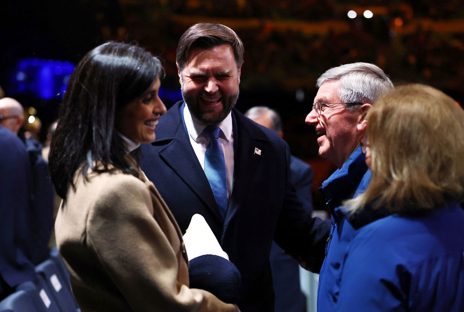 US-Vizepräsident JD Vance (Mitte links) und seine Frau Usha (l) trafen vor Beginn der Zeremonie den IOC-Ehrenpräsidenten Thomas Bach im Stadion.