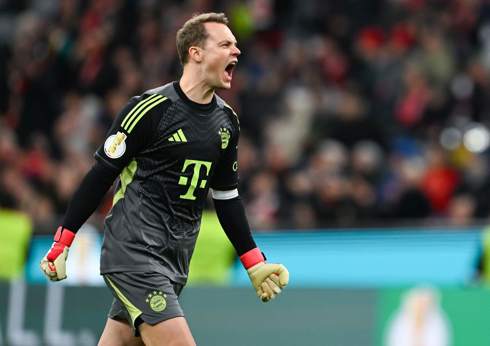 Auf dem Weg nach Berlin: Bayern-Kapitän Manuel Neuer jubelt nach dem Einzug ins Halbfinale. 