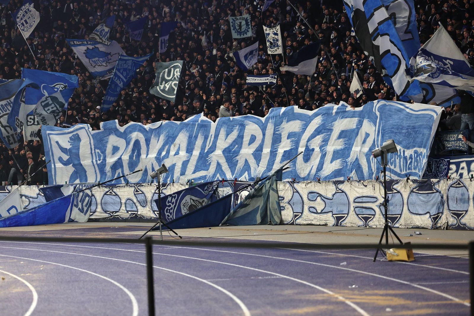 Über 55.000 Fans waren am Dienstagabend für das Pokalspiel im Olympiastadion. 