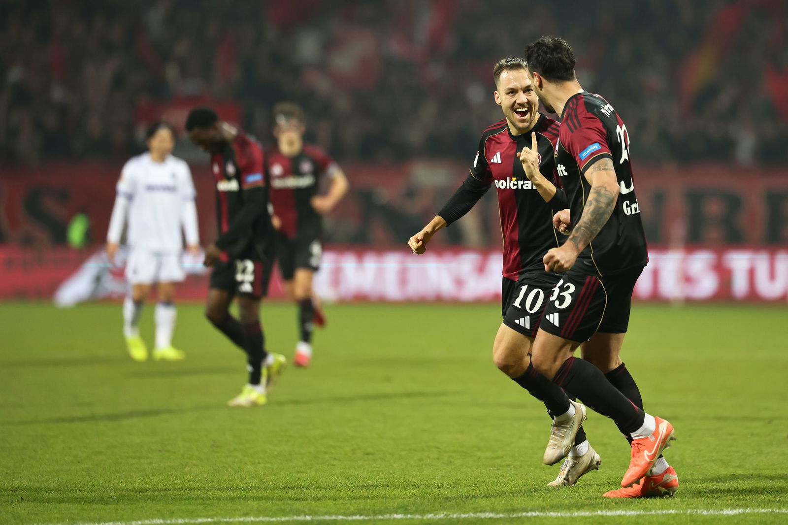 Julian Justvan (l) eröffnet den Nürnberger Torreigen.