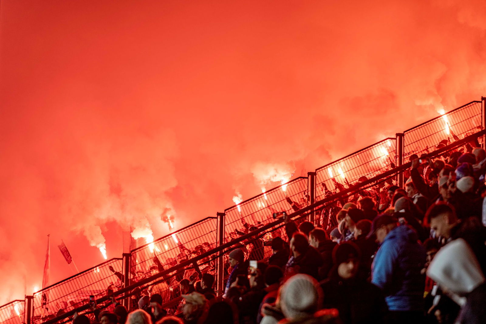 Der Einsatz von Pyrotechnik im DFB-Pokal durch die eigenen Fans kostet den VfB Stuttgart mehr als 90.000 Euro. (Archivbild)