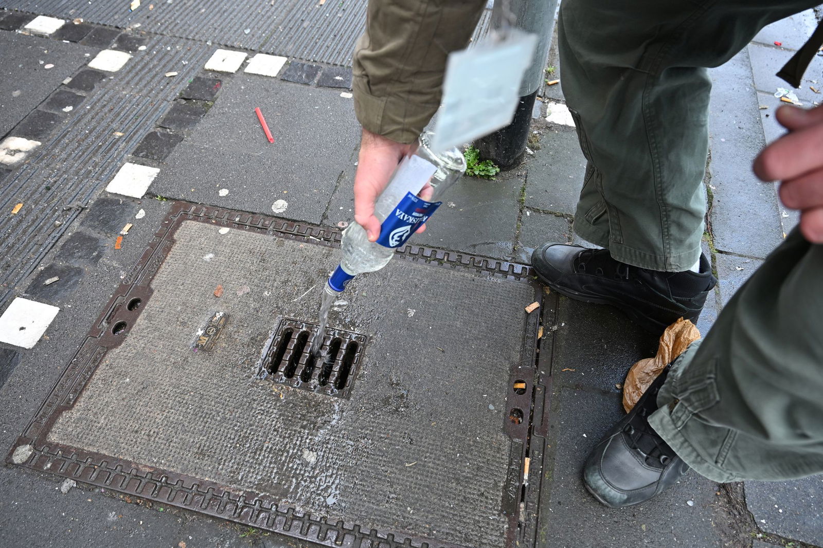 Wenn Minderjährige hochprozentigen Alkohol dabei haben, wird der von der Polizei eingezogen und vernichtet. 