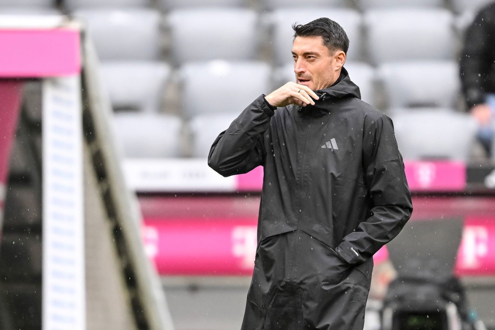 Albert Riera und die Eintracht wollen gegen Freiburg gewinnen (Archivbild).