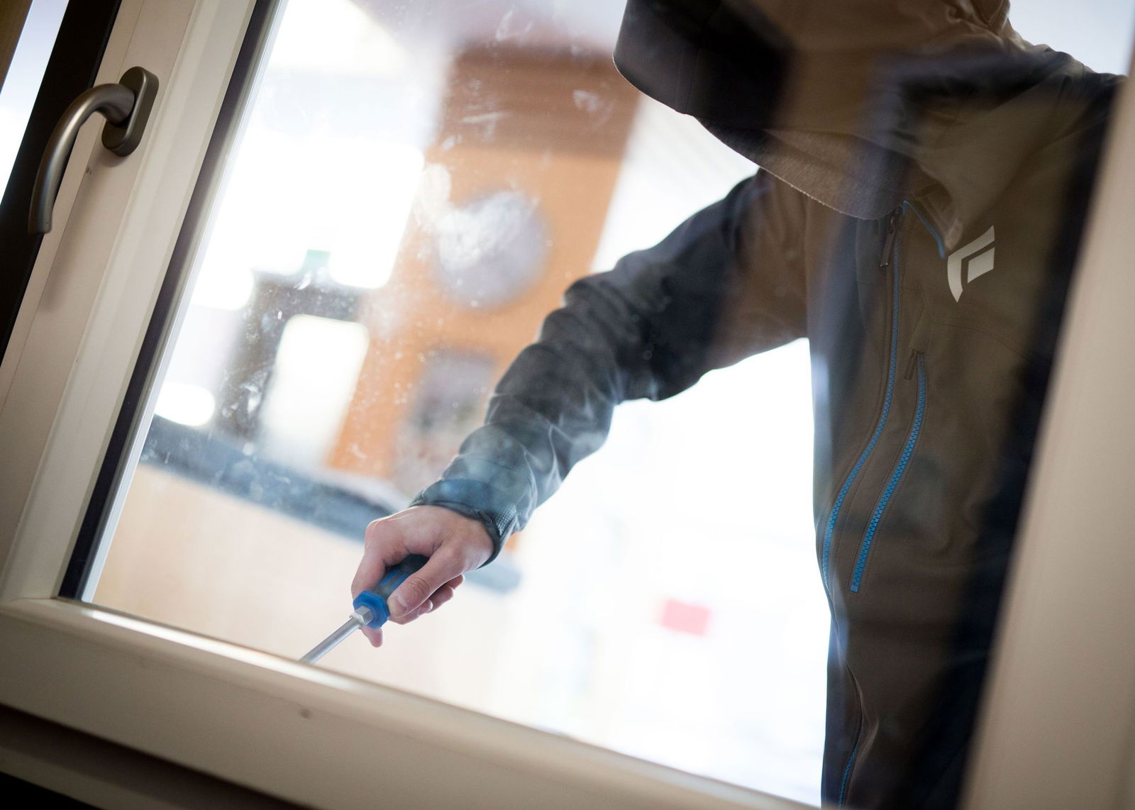 Die Unbekannten hebelten für die Tat eine Terrassentür auf und verschafften sich dadurch den Zutritt. (Symbolbild)