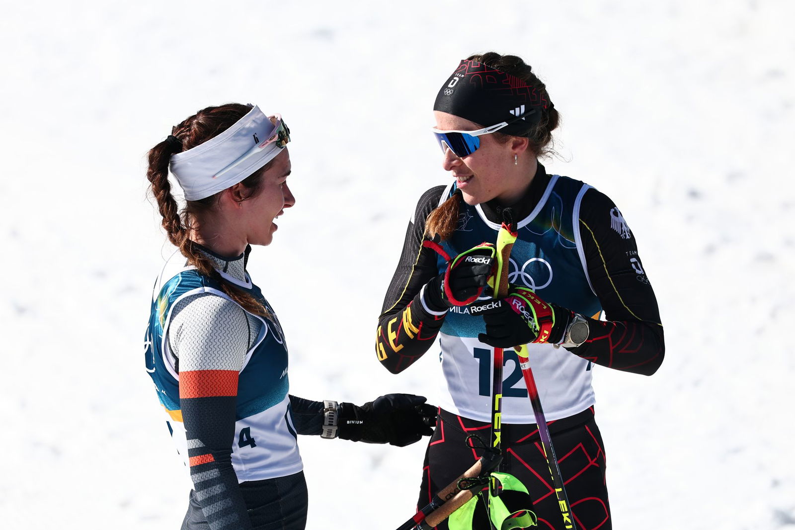 Darija Neprjajeva (l) erklärt ihren Pauxpas.