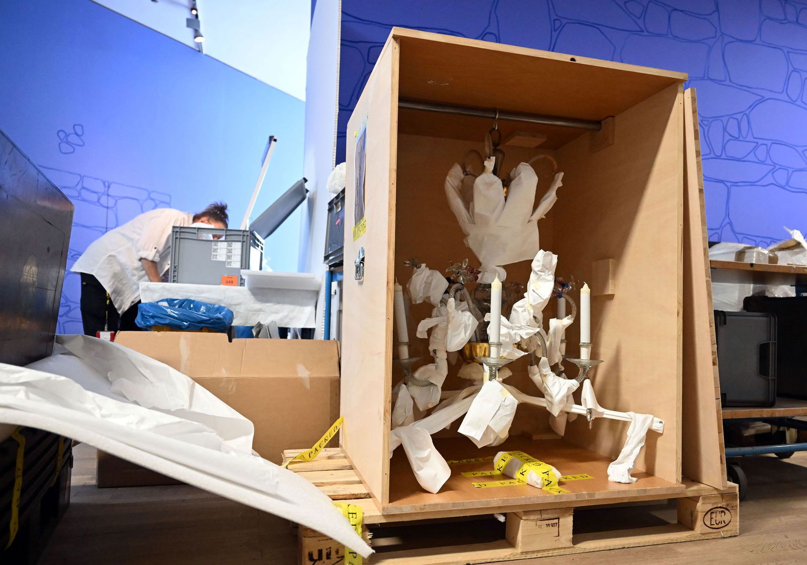 Der gläserne Kronleuchter aus der ersten Hälfte des 18. Jahrhunderts darf beim Transport nicht wackeln, damit nichts kaputtgeht.