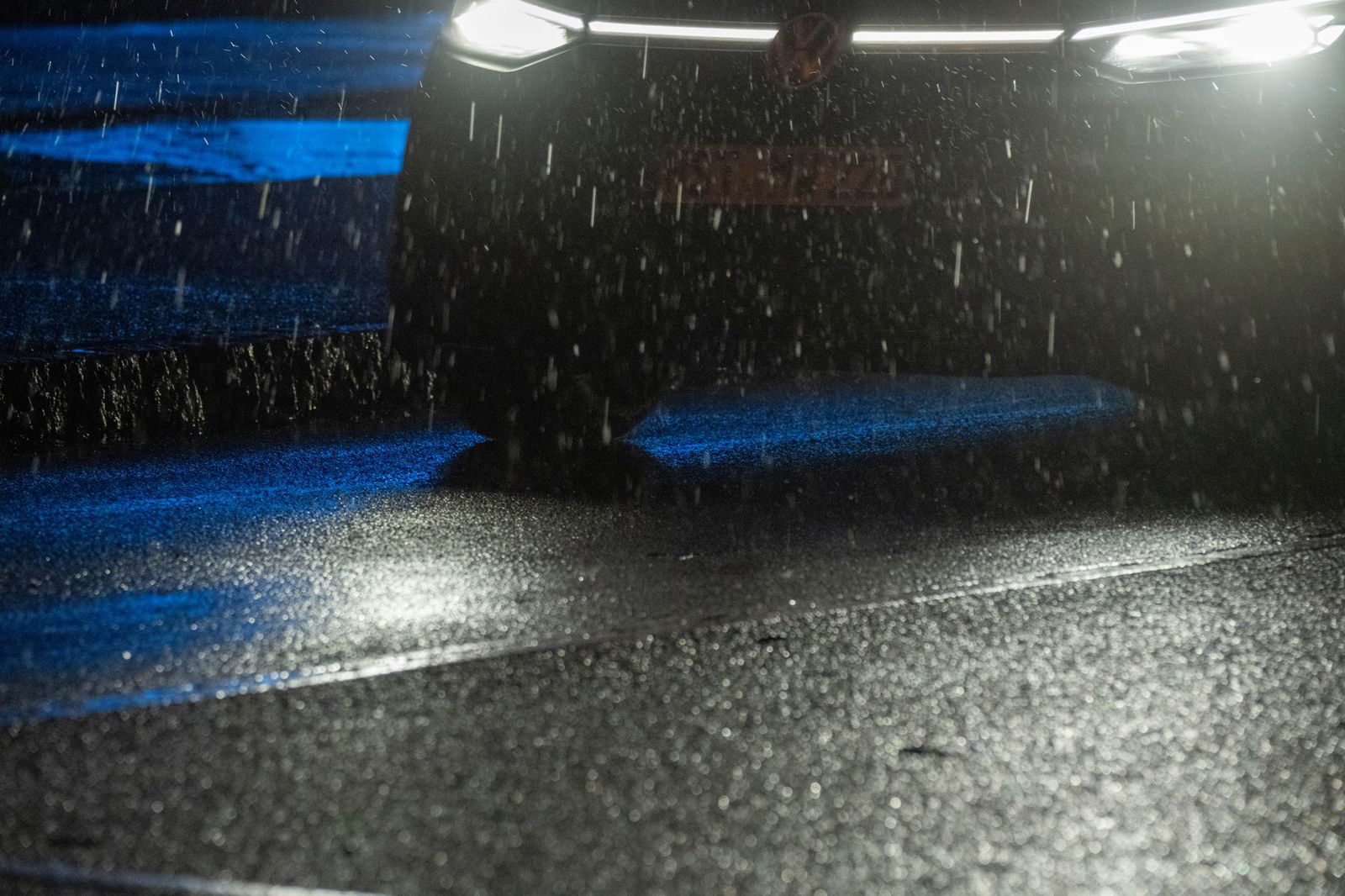 Glatte Straßen und Schneefall führten zu zahlreichen Unfällen in beiden Bundesländern. (Archivbild)