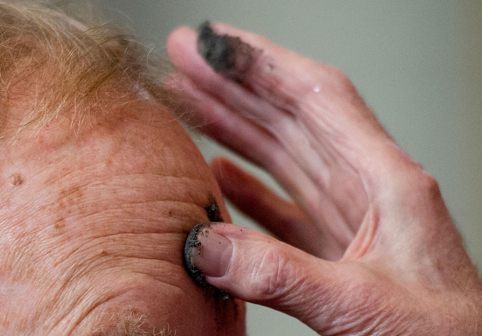 Das Aschekreuz steht als Symbol für Buße und Umkehr. Mit dem Aschermittwoch beginnt für die Christen die Fastenzeit. (Symbolbild)