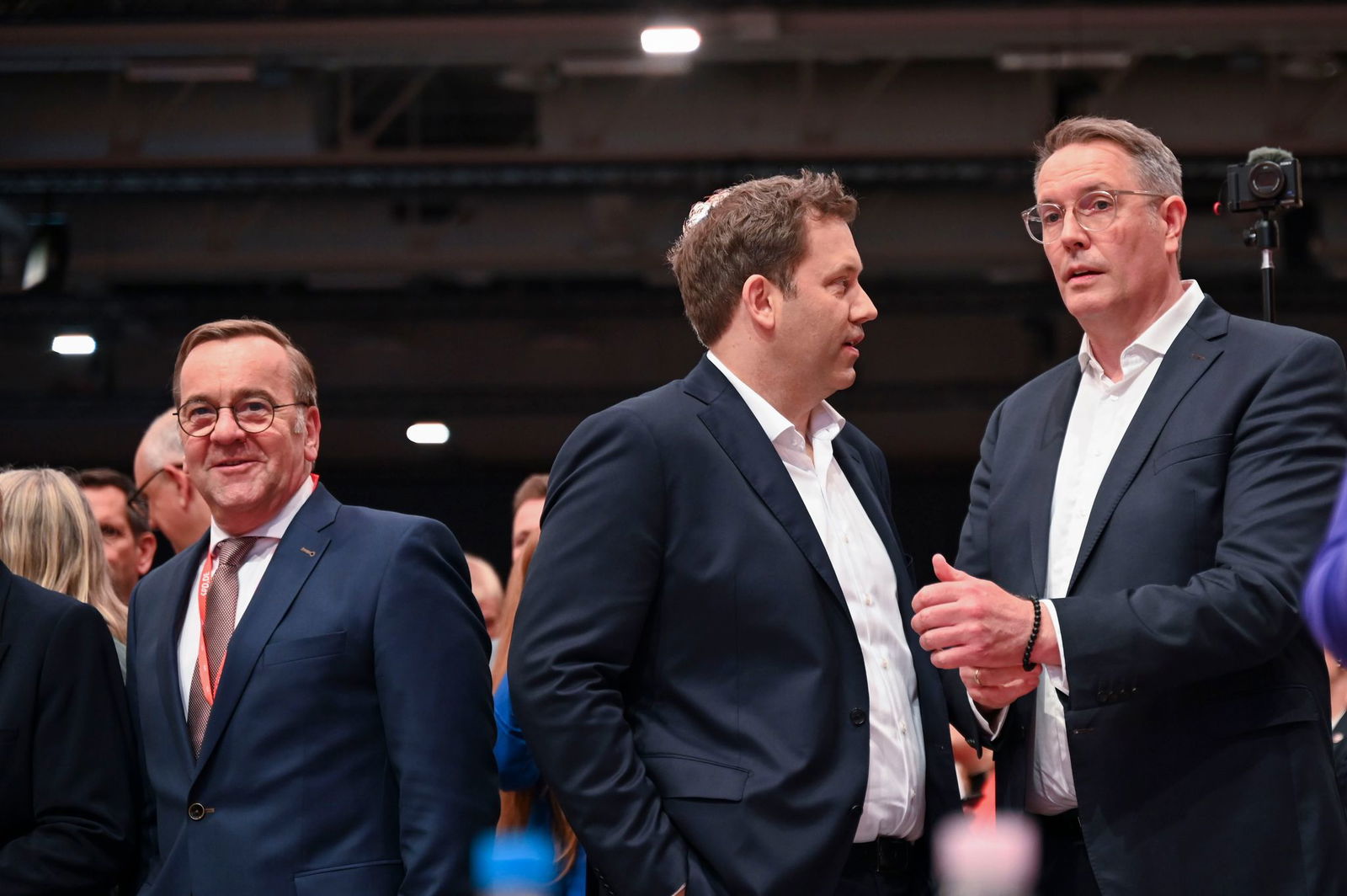 Boris Pistorius (l) und Alexander Schweitzer (r) zusammen mit Lars Klingbeil (M) beim SPD-Bundesparteitag 2025. (Archivbild)