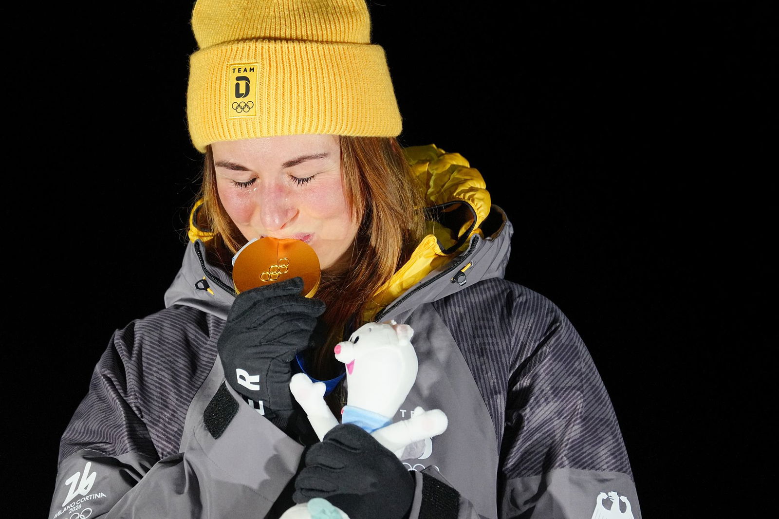 Bei der Siegerehrung war Julia Taubitz sehr ergriffen.