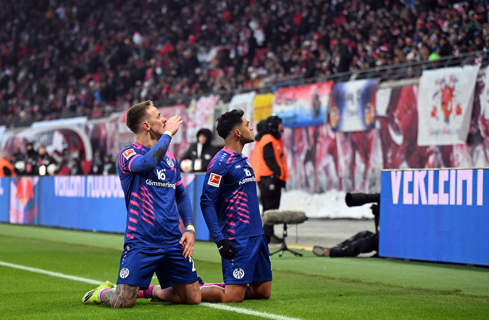 Nadiem Amiri (r) und Phillip Tietz feiern sich für den Ausgleich.