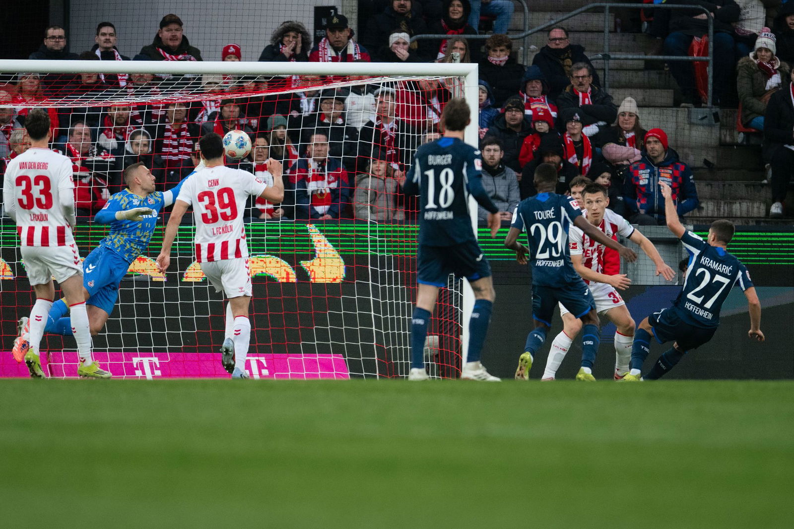 Ein medizinischer Notfall hat das Duell zwischen Köln und Hoffenheim überschattet. 