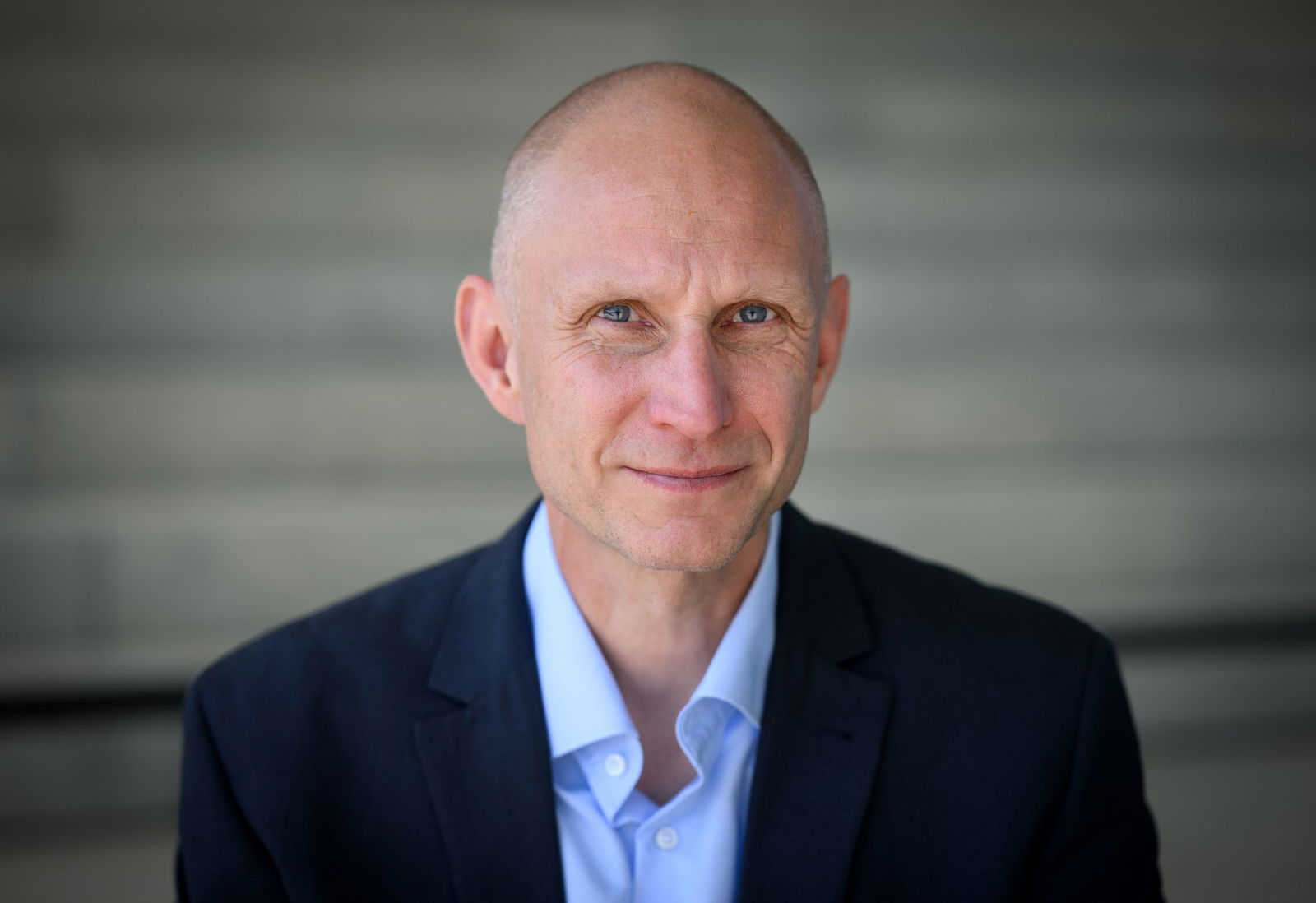 Der GdP-Vorsitzende für die Bundespolizei, Andreas Roßkopf, fordert mehr Sicherheitspersonal im Bahnbereich. (Archivbild) 