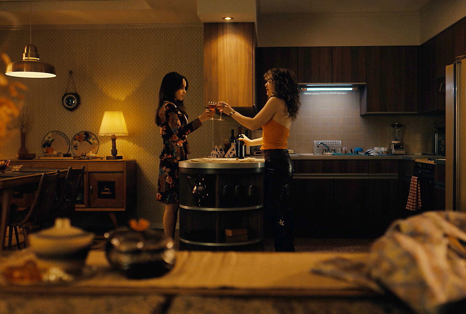 Bea (Emilia Clarke) und Twila (Haley Lu Richardson) stoßen an in Beas Wohnung. 