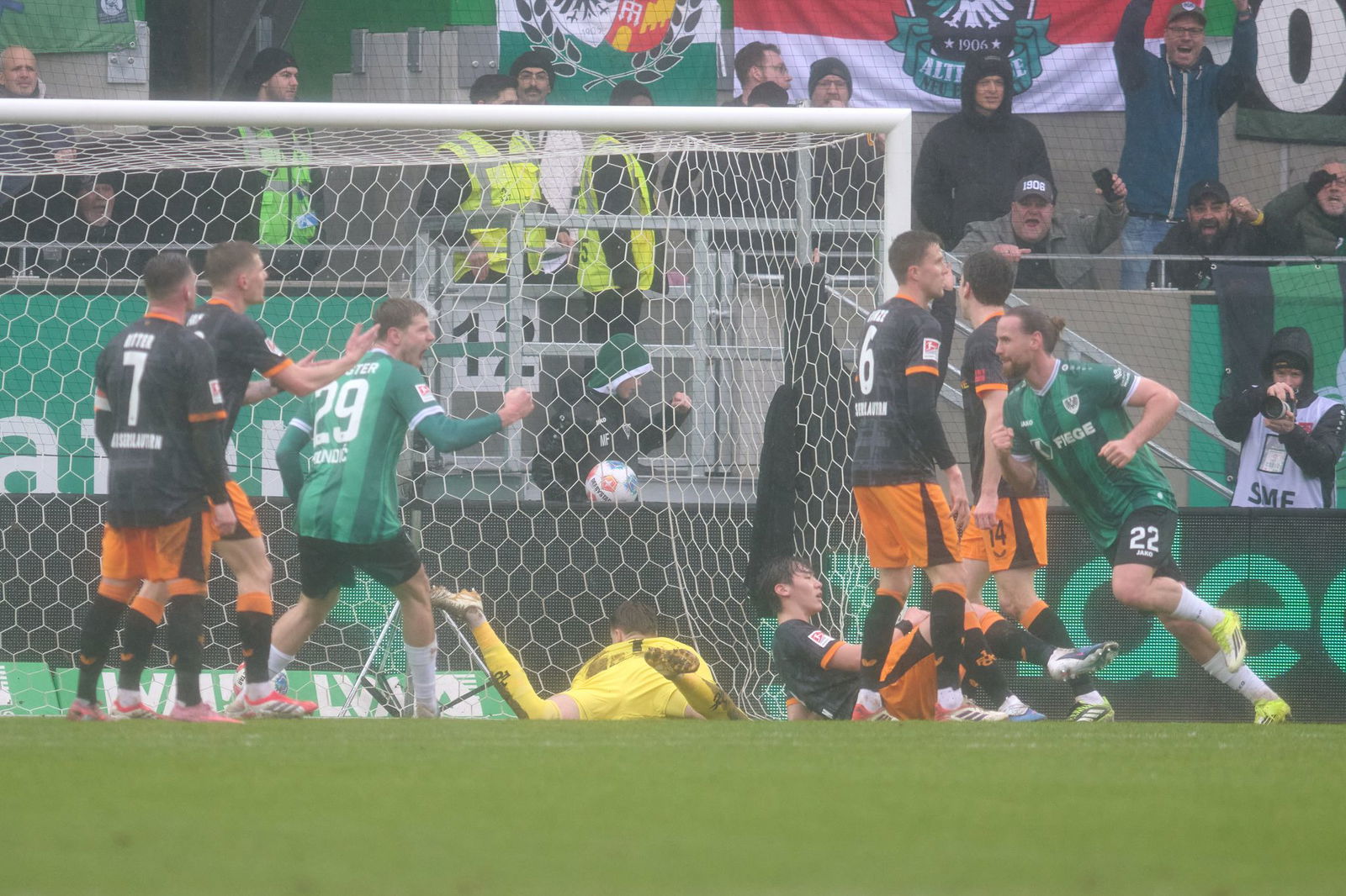 Münsters Jannis Heuer jubelt über sein Tor zum 1:1.